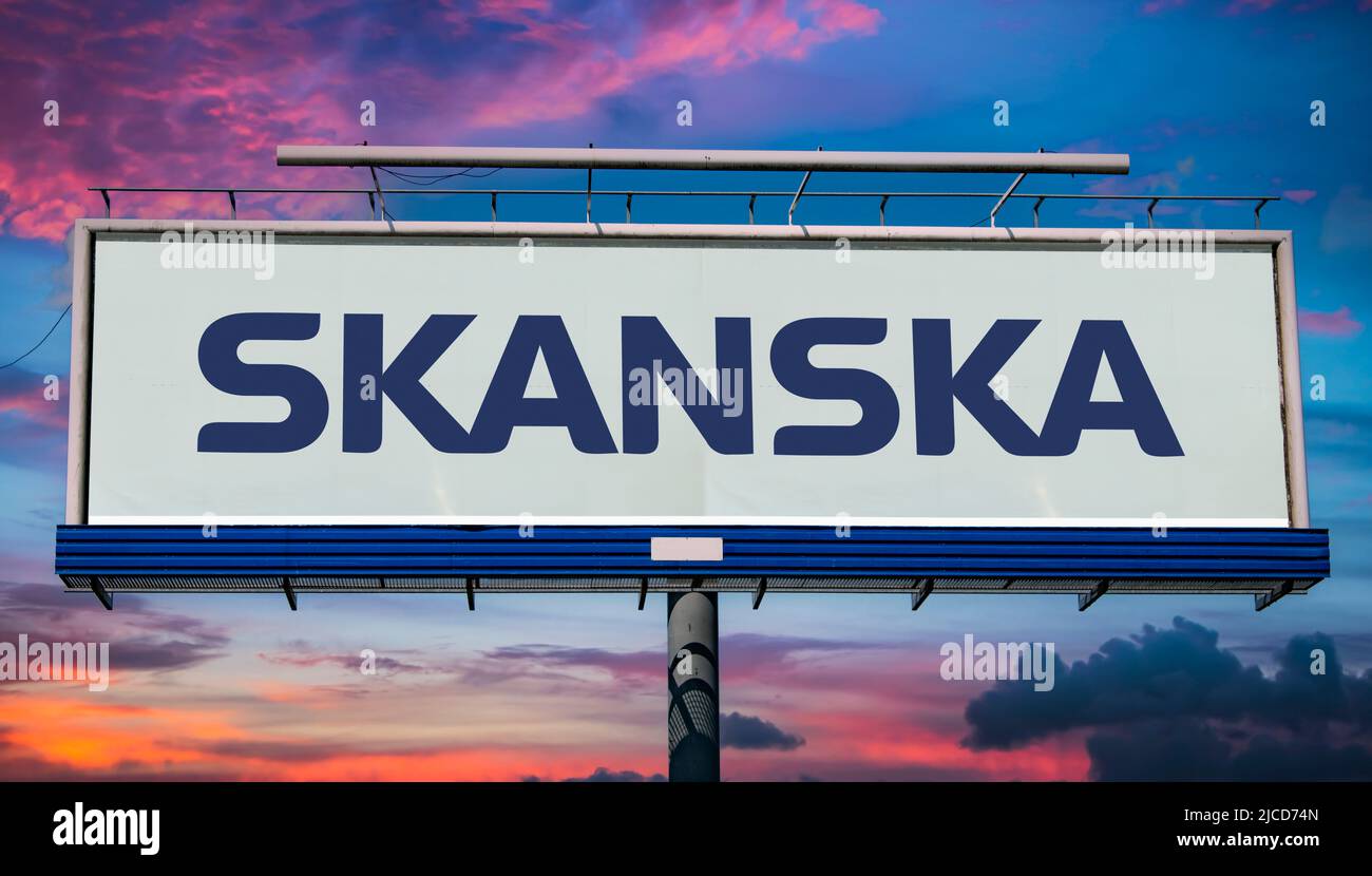 POZNAN, POL - 1 MAGGIO 2022: Cartellone pubblicitario con logo di Skanska AB, una multinazionale di costruzione e sviluppo con sede in Svezia Foto Stock