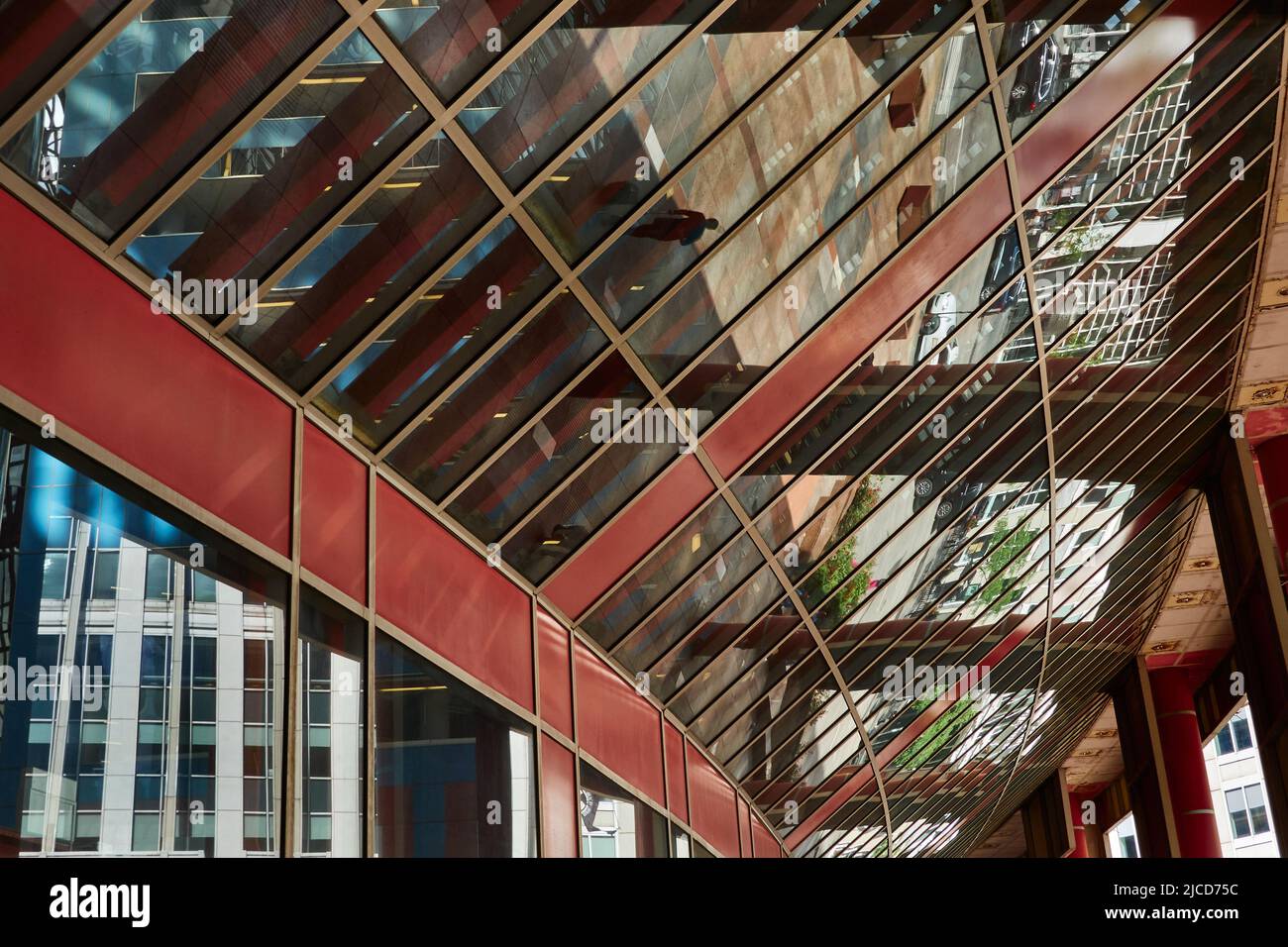 Guardando in alto i riflessi di vetro nel James R. Thompson Center Foto Stock