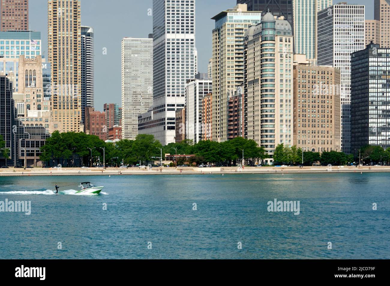 Vista estiva sul lungolago di Chicago con skyline Foto Stock
