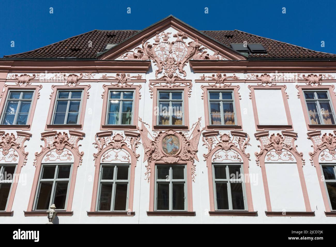 Landshut, Germania - 14 agosto 2021: Facciata di una casa storica nella città vecchia (Ländgasse). Foto Stock