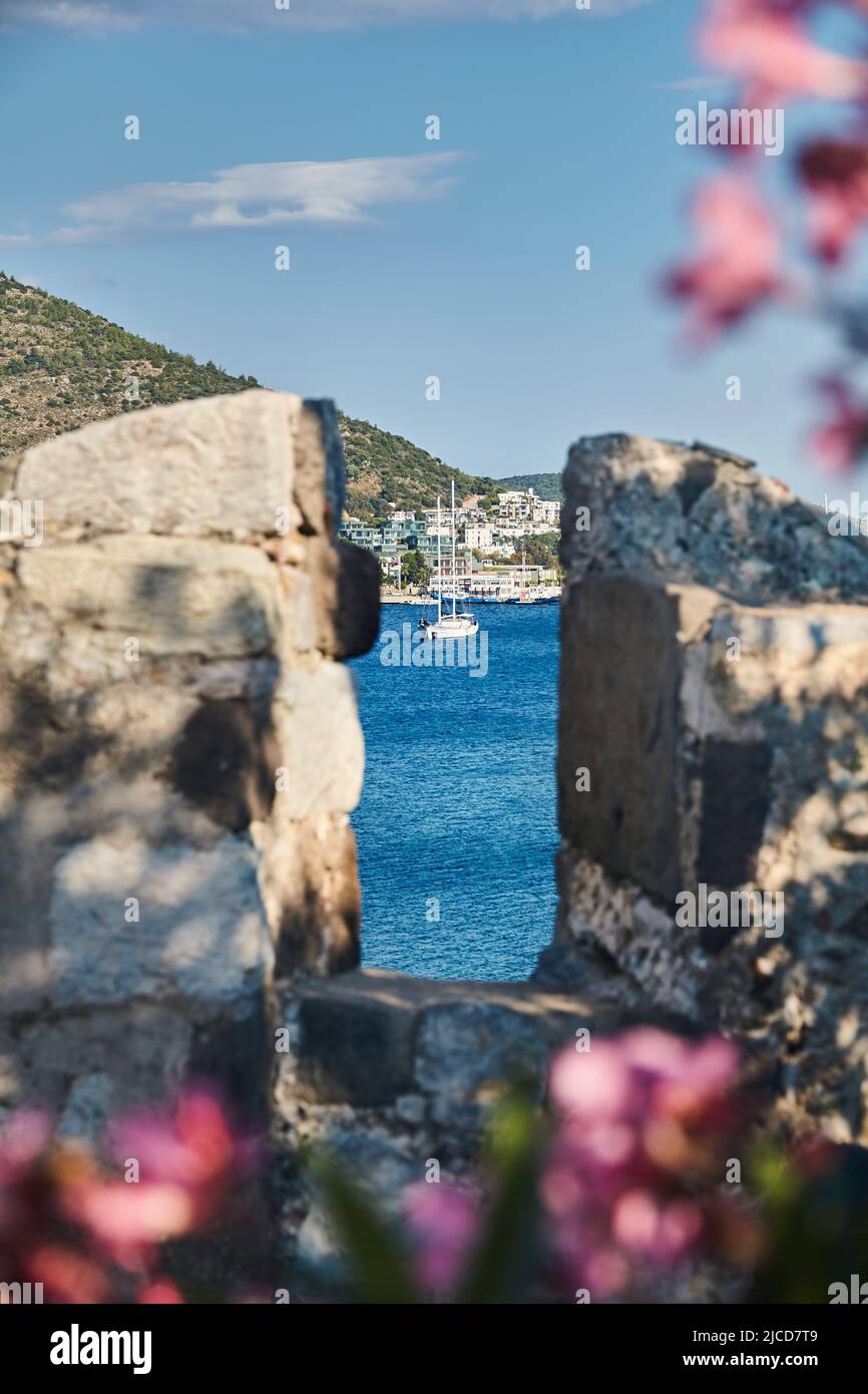 Vista di Bodrum Beach dal castello. Barche a vela, barche a mare Egeo con tradizionali case bianche sulle colline nella città di Bodrum Turchia Foto Stock