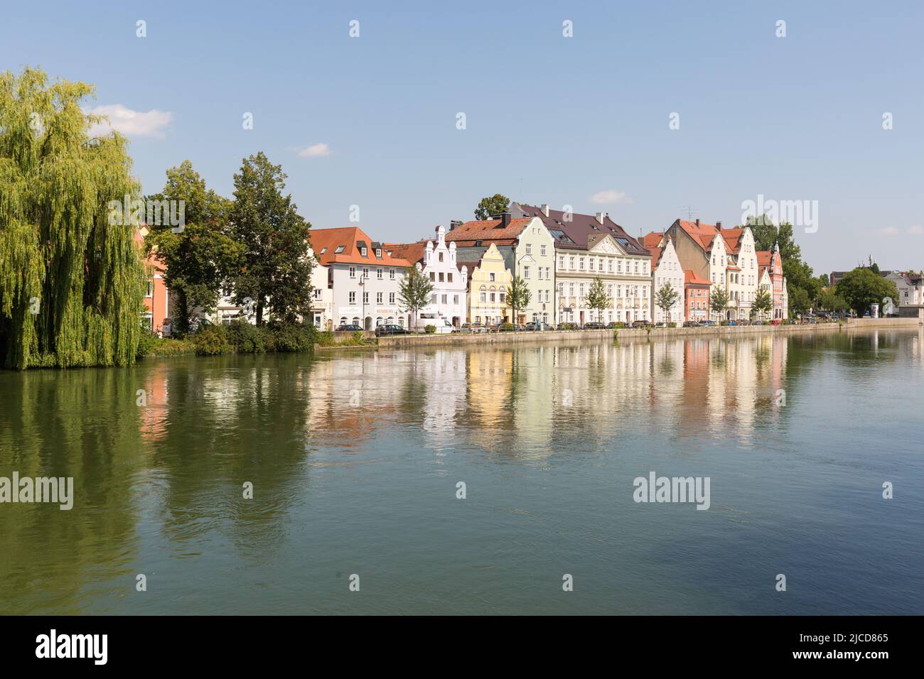 Landshut, Germania - 15 agosto 2021: Case storiche con facciate colorate sulle rive del fiume Isar. Foto Stock