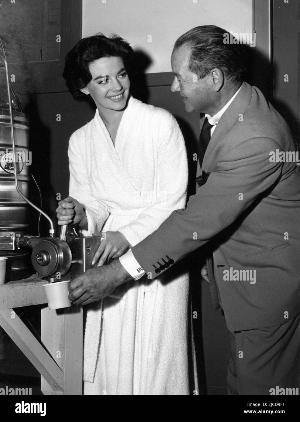 NATALIE WOOD (al momento in cui stava filmando I BOMBARDIERI B-52) usando la macchina del caffè per il corrispondente straniero di Hollywood MISHEL VERDE su una fase sonora nell'aprile 1957 Pubblicità per Warner Bros. Foto Stock