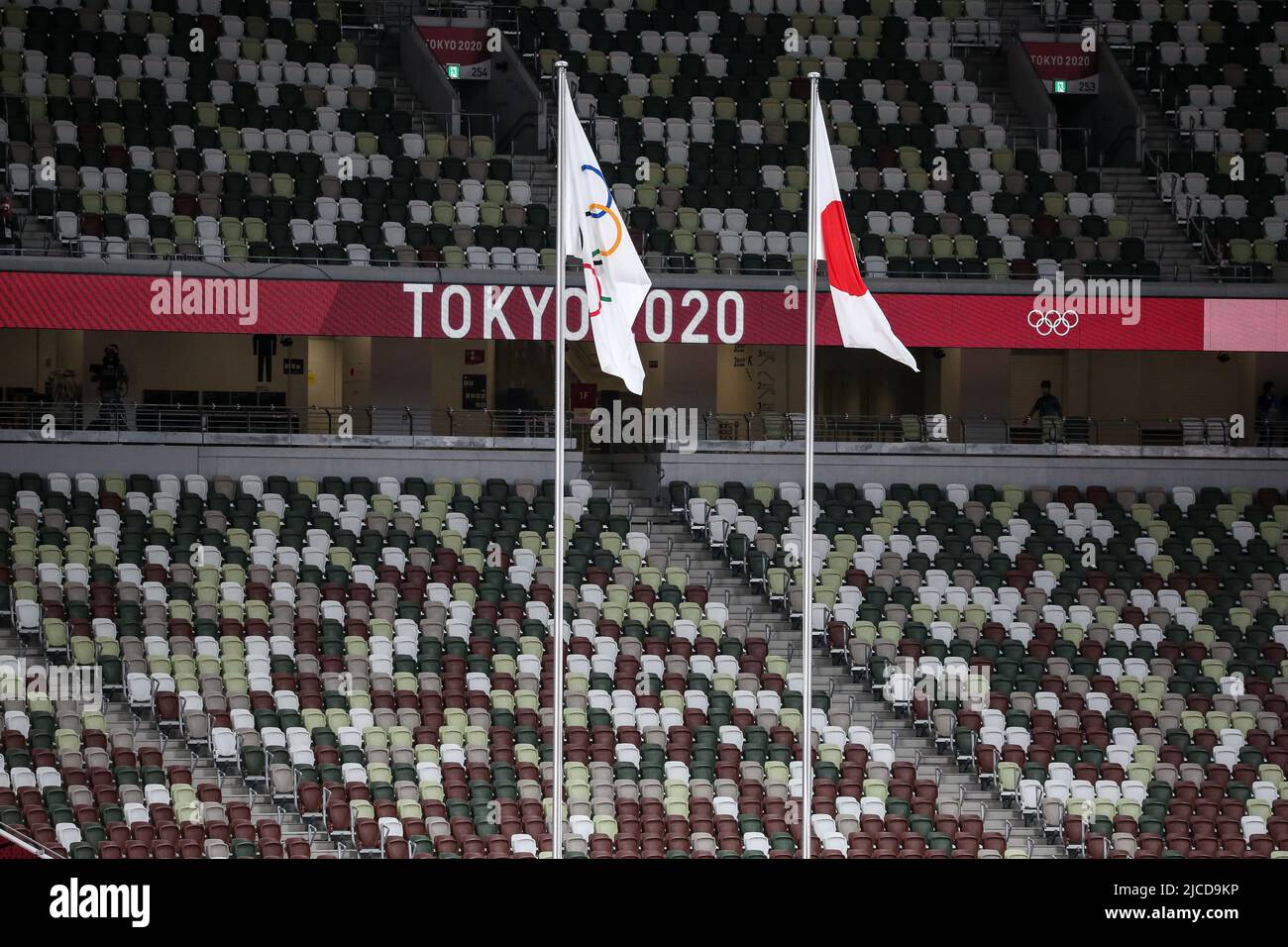 31st LUGLIO 2021 - TOKYO, GIAPPONE: Le bandiere olimpiche e giapponesi durante la finale di tiro del Discus degli uomini ai Giochi Olimpici di Tokyo 2020 (Foto: Mickael Cha Foto Stock