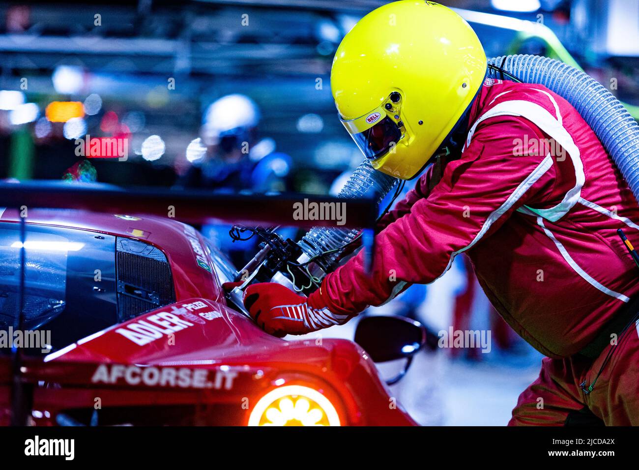 51 PIER GUIDI Alessandro (ita), CALADO James (gbr), SERRA Daniel (bra), AF Corse, Ferrari 488 GTE EVO, meccanico, mecanicien durante la 2022 24 ore di le Mans, 3rd round del Campionato Mondiale FIA Endurance 2022, sul circuito della Sarthe, dal 11 al 12 giugno, 2022 a le Mans, Francia - Foto: Joao Filipe/DPPI/LiveMedia Foto Stock