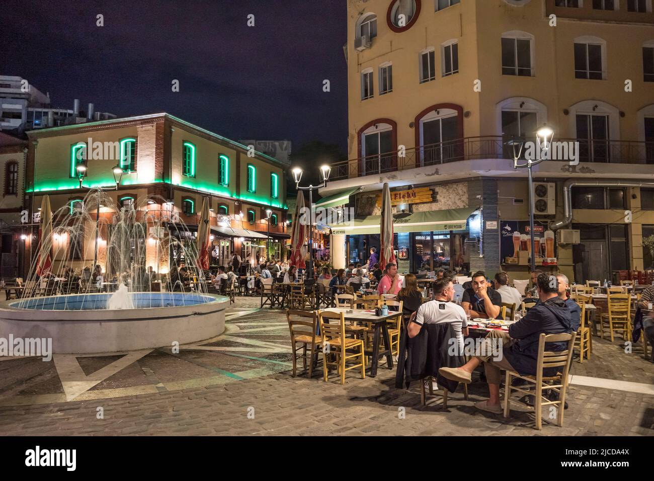 Bar e ristoranti nel popolare quartiere Ladadika di Salonicco, Macedonia, Grecia settentrionale Foto Stock