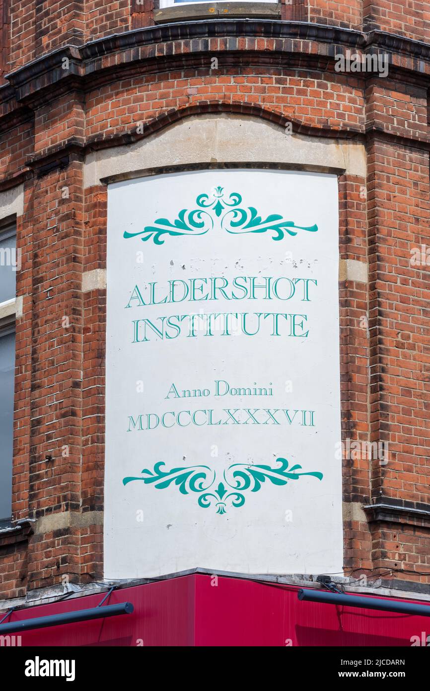 Aldershot Institute segno sulla costruzione nella città di Aldershot, Hampshire, Inghilterra, Regno Unito Foto Stock