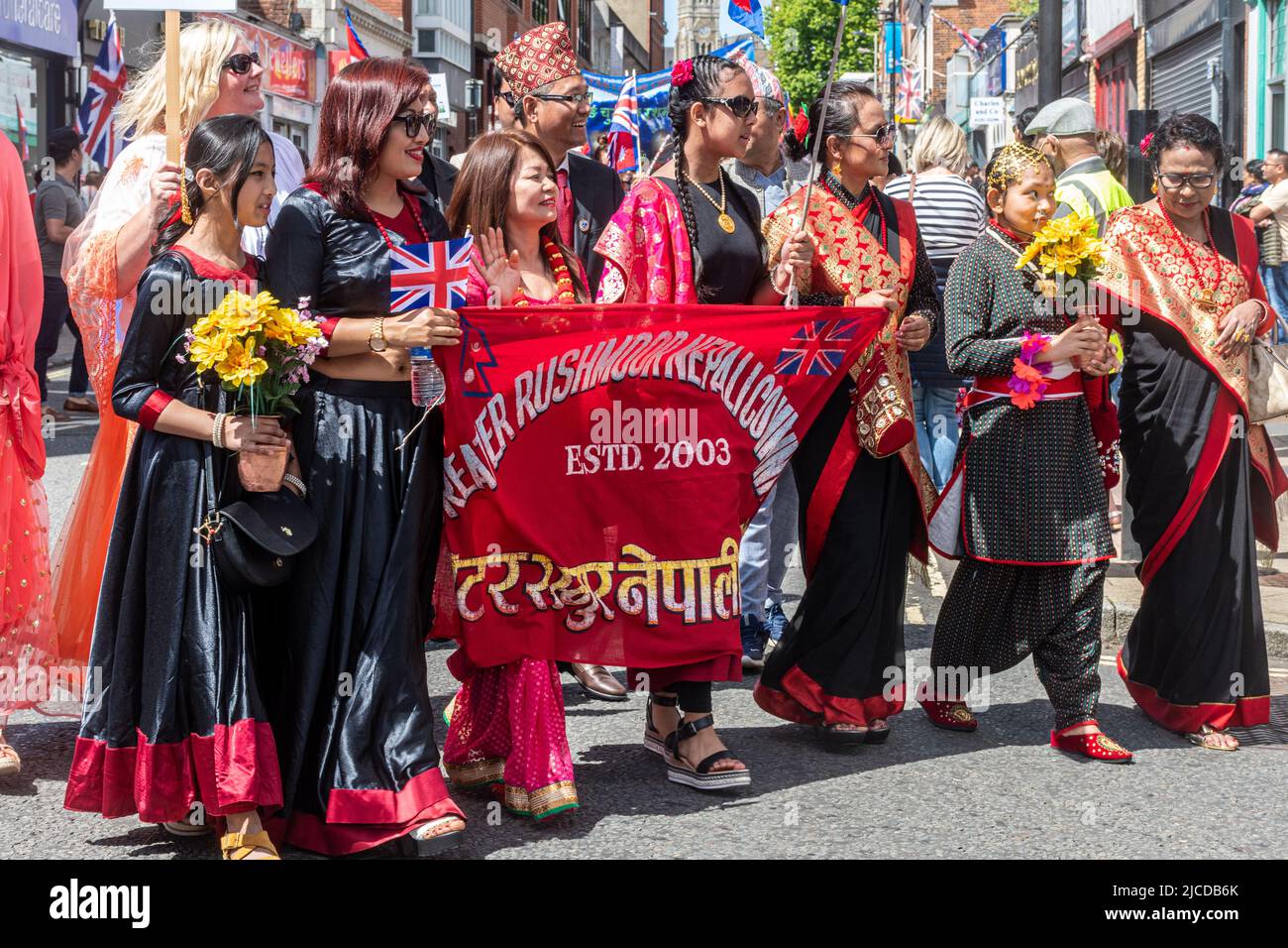 Greater Rushmoor Nepalese Community nella Grand Parade al Victoria Day, un evento annuale ad Aldershot, Hampshire, Inghilterra, Regno Unito Foto Stock