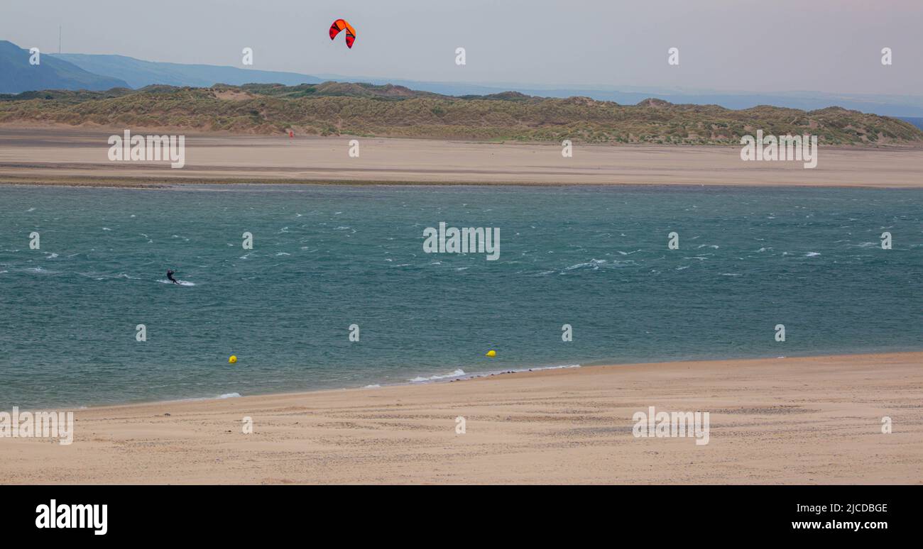 Kite Surfer ad Aber Dyfi Wales Foto Stock