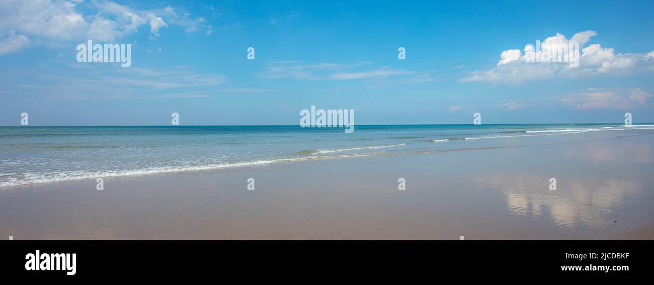 Riflessioni su Aber Dyfi Beach Galles Foto Stock