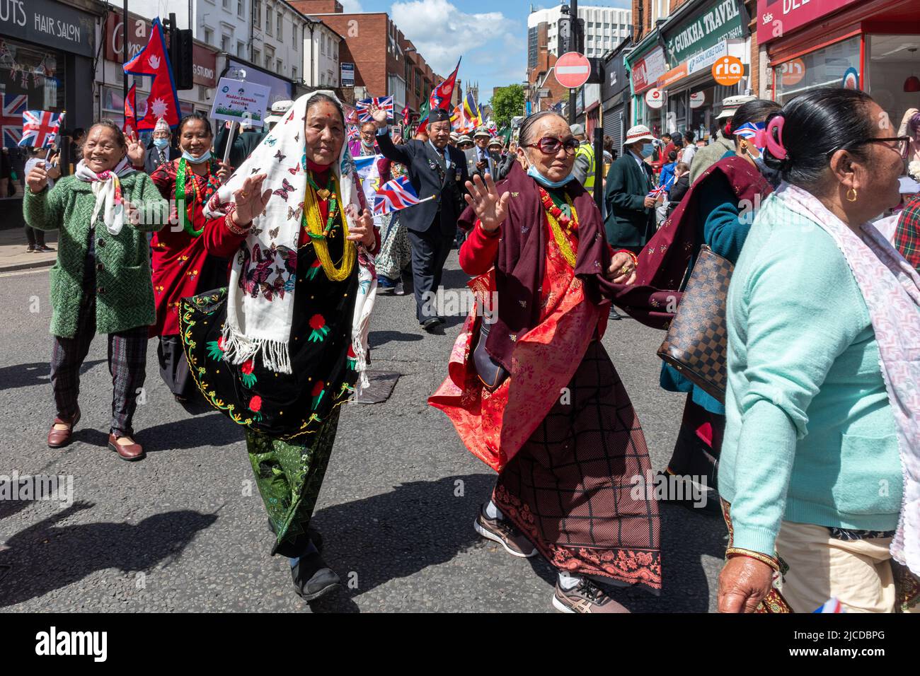 Il popolo nepalese aiuta Maddhat Shamua organizzazione nella Grande Parata al Victoria Day, un evento annuale ad Aldershot, Hampshire, Inghilterra, Regno Unito Foto Stock