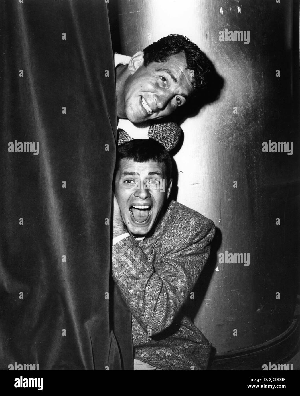 La commedia Team DEAN MARTIN e JERRY LEWIS gag posano per la cortina di palco nel 1953 quando sono venuti in Inghilterra per comparire al London Palladium Foto Stock