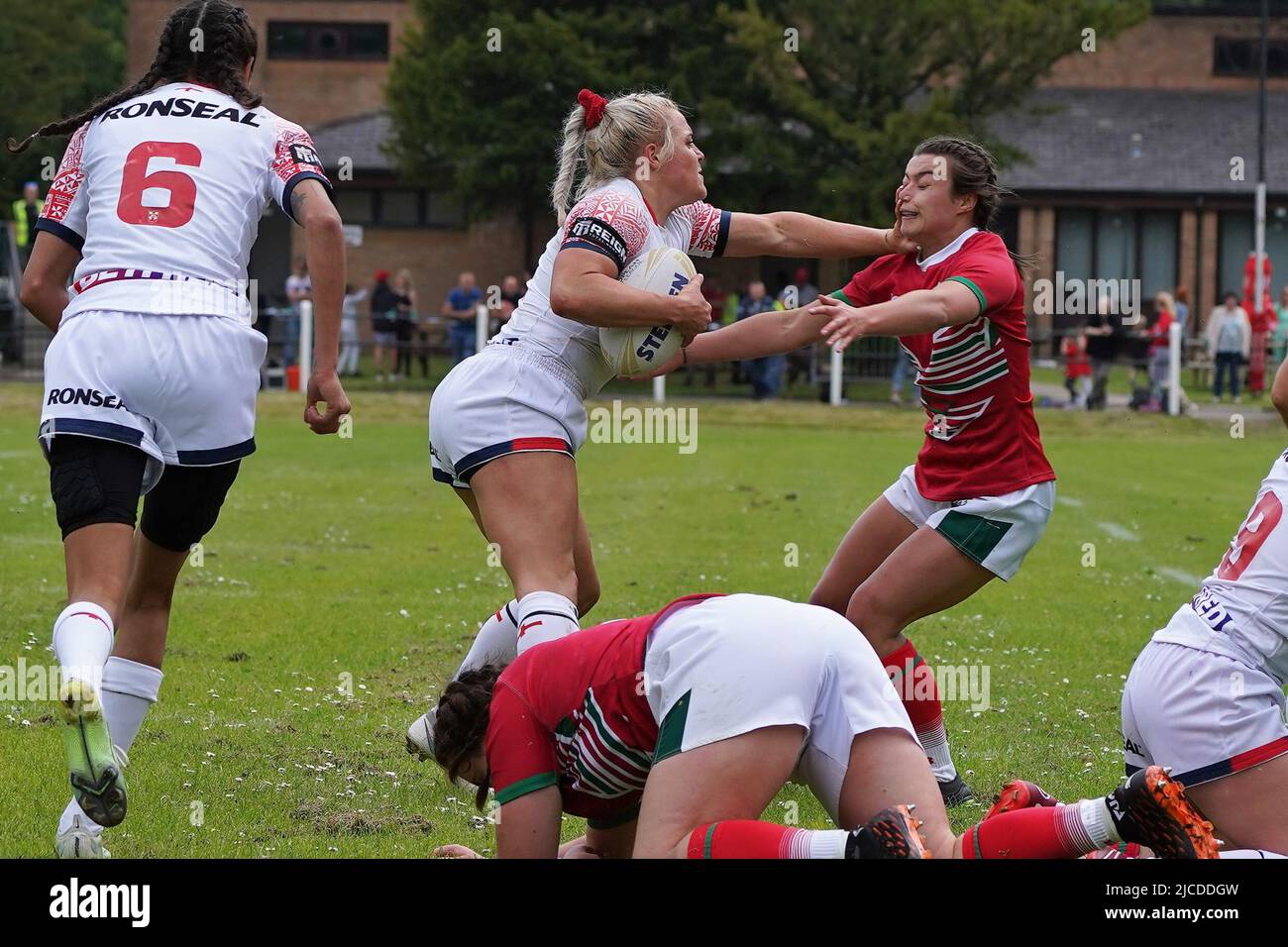 Crosskeys RFC, Galles 12 giugno 2022. Carys Marsh del Galles viene consegnata da Amy Hardcastle (Inghilterra n. 4). Credito Penallta Photographics/Alamy Live Foto Stock