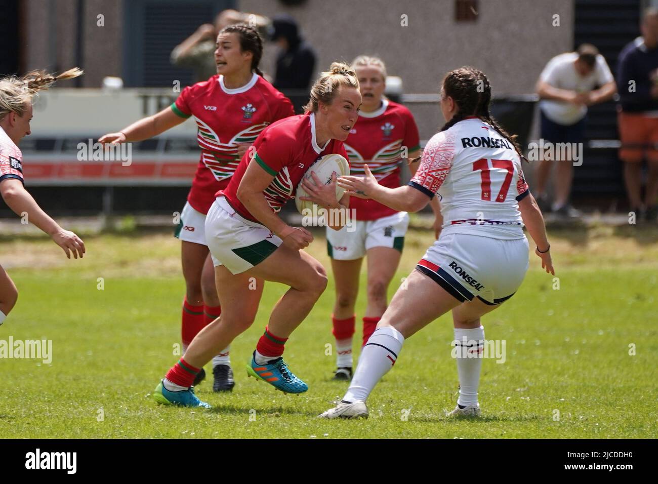 Crosskeys RFC, Galles. 12 Giu 2022. Bebhan Dainton del Galles si prepara a prendere contatto da Dannielle Anderson #17. Credit Penallta Photographics/Alamy Live Foto Stock