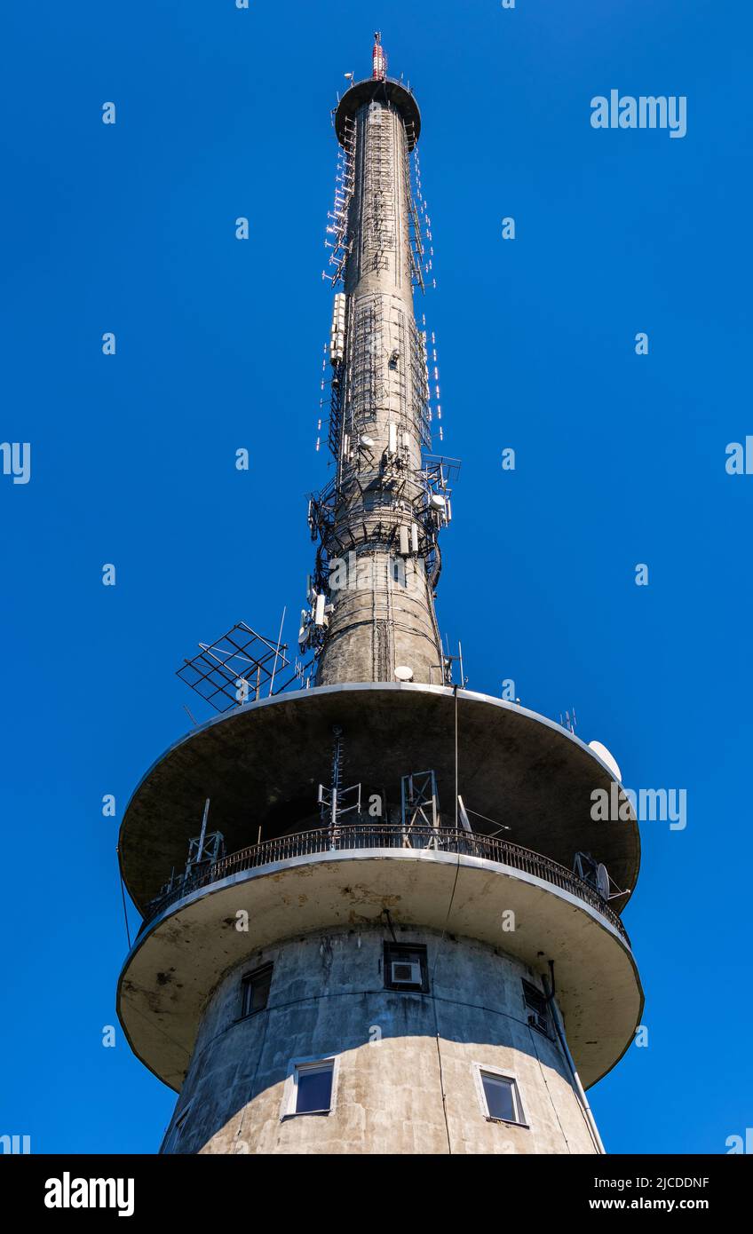 Swiety Krzyz, Polonia - 5 giugno 2022: Torre di trasmissione TV e radio sulla cima di Lysa Gora, Monte Swiety Krzyz nei monti Swietokrzyskie Nowa Slupia Foto Stock