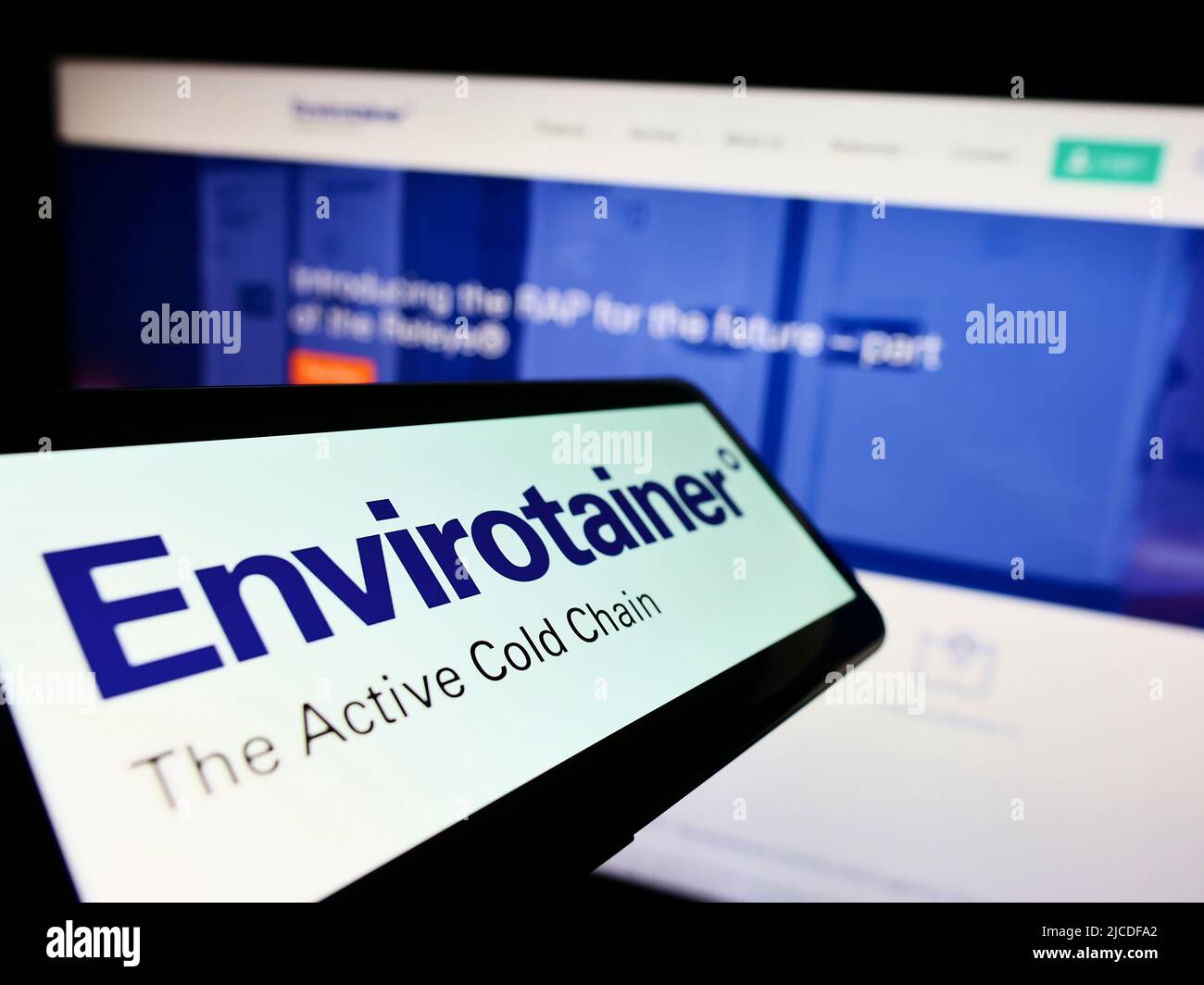 Smartphone con logo della società di logistica svedese Envirrotainer AB sullo schermo di fronte al sito Web aziendale. Concentrarsi sul centro del display del telefono. Foto Stock