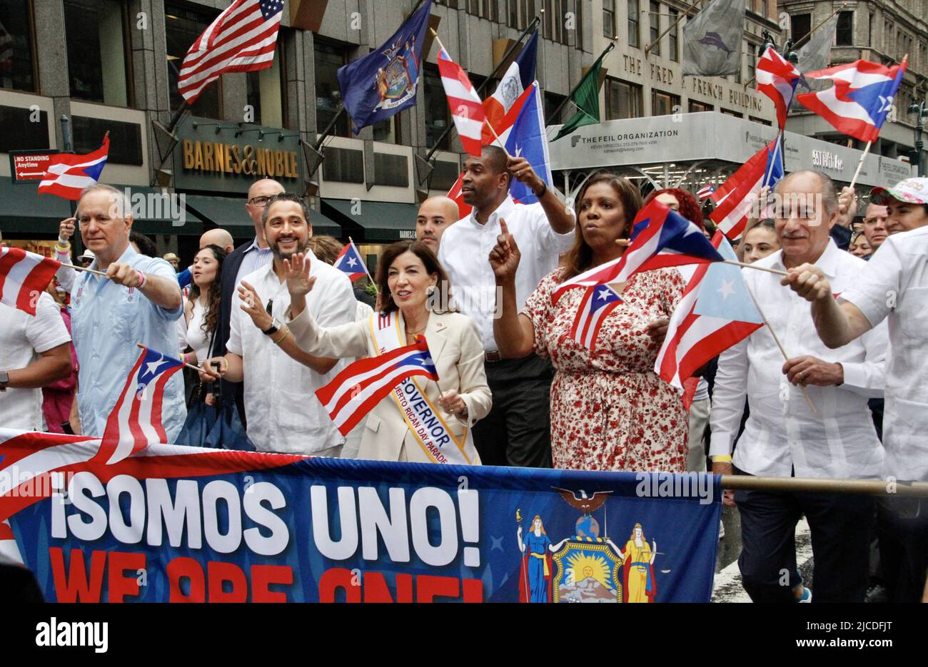 12 giugno 2022, New York, USA: (NUOVO) la National Puerto Rican Day Parade 65th. 12 giugno 2022, New York, USA: Dopo due anni di sospensione a causa della pandemia COVID-19, la più grande sfilata del 65th del giorno portoricano nazionale che celebra l'indipendenza del countryÃ¢â‚¬â„¢, Si sta svolgendo a New York come pioggia o brillare secondo gli organizzatori e la folla prevista è circa 1,5 milioni di persone che marciando da 43rd a 74 strade della Quinta strada, a partire dal 11am. Ci sono circa 34 galleggianti attesi e il tema della sfilata di questo yearÃ¢â‚¬â„¢è Ã¢â‚¬Å“cambiamento climatico.Ã¢â‚¬Â la sfilata si svolge sul secondo Sund Foto Stock