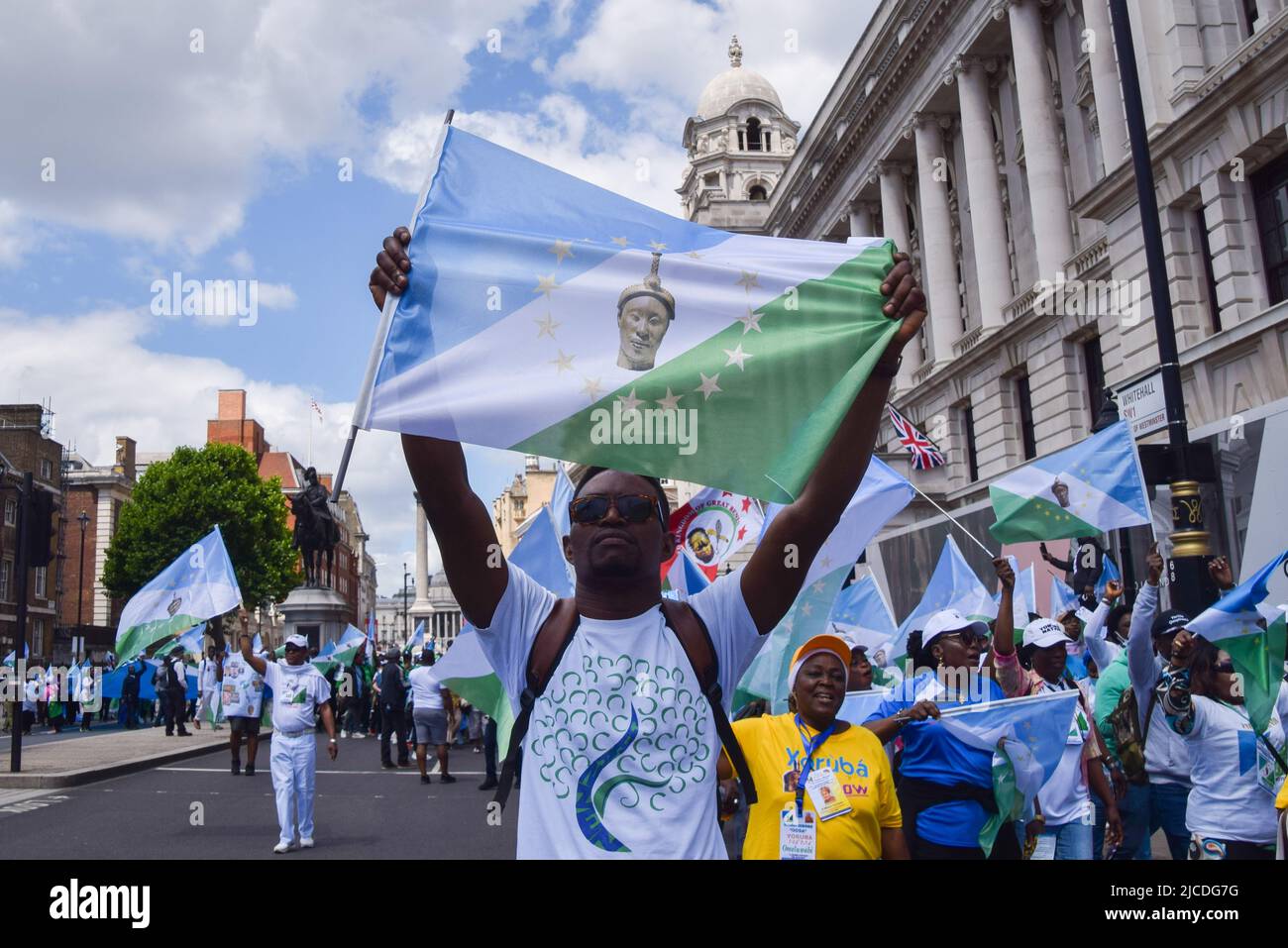 Londra, Regno Unito. 12th giugno 2022. Un manifestante detiene una bandiera della Repubblica di Oduwa/nazione di Yoruba. Centinaia di manifestanti hanno marciato da Trafalgar Square a Downing Street chiedendo uno Yorubaland indipendente, una regione dell'Africa occidentale che si estende in Nigeria, Togo e Benin. Credit: Vuk Valcic/Alamy Live News Foto Stock