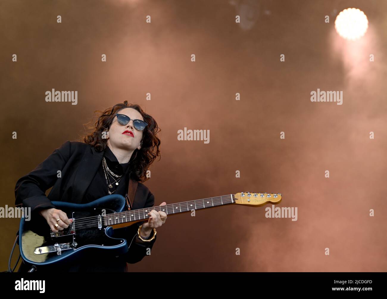 Berlino, Germania. 12th giugno 2022. La cantante britannica Anna Calvi si esibisce sul palco al Tempelhof Sounds Festival presso l'ex aeroporto Tempelhof di Berlino. Credit: Britta Pedersen/dpa/Alamy Live News Foto Stock