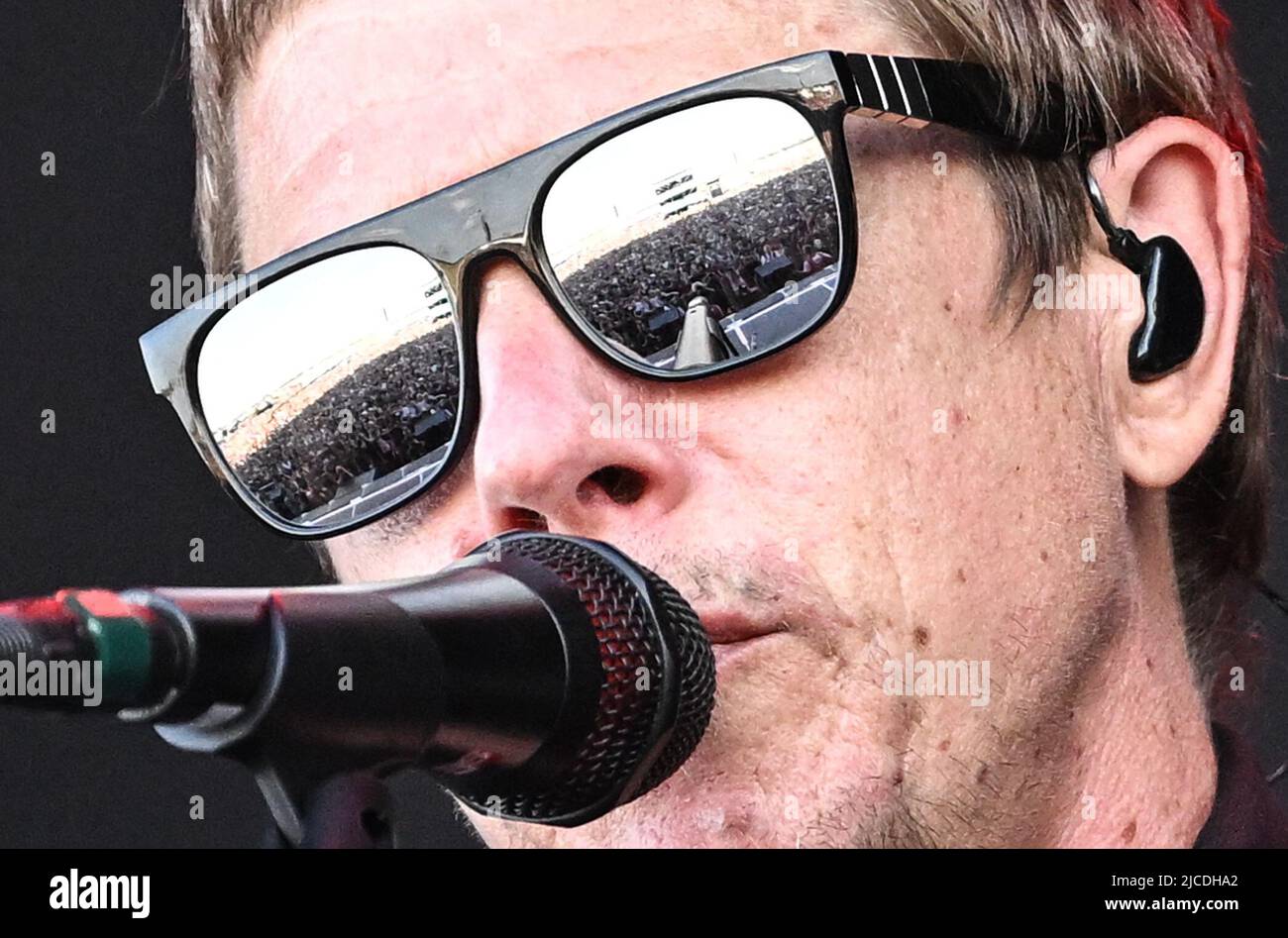 Berlino, Germania. 12th giugno 2022. Gli occhiali da sole del cantante Paul Banks della band statunitense Interpol riflettono il pubblico del Tempelhof Sounds Festival, presso l'ex aeroporto di Berlino. Credit: Britta Pedersen/dpa/Alamy Live News Foto Stock