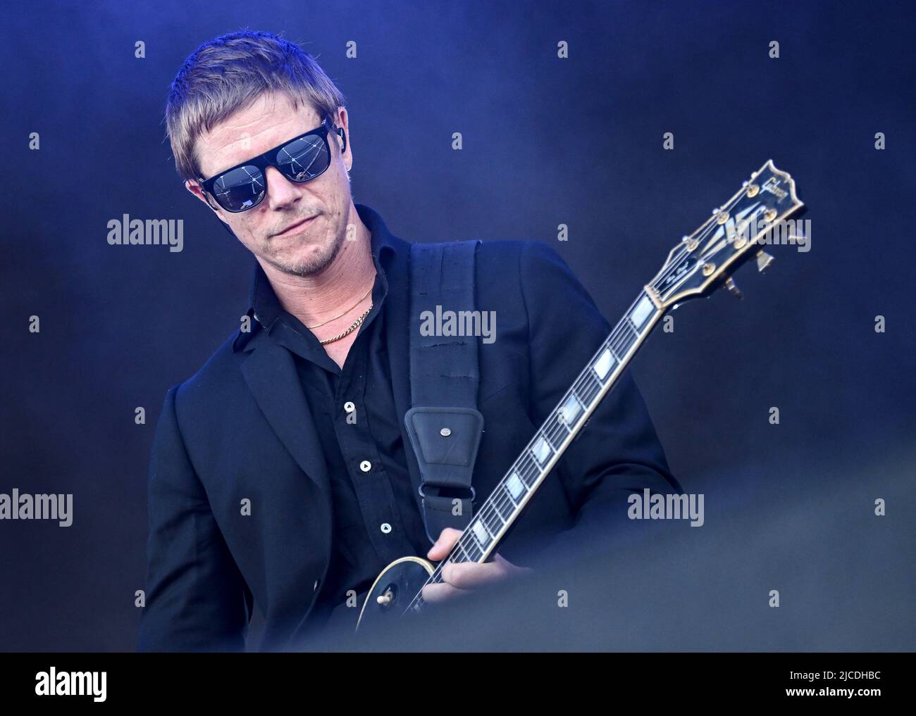 Berlino, Germania. 12th giugno 2022. Il cantante Paul Banks della band statunitense Interpol si esibisce sul palco al Tempelhof Sounds Festival, presso l'ex aeroporto Tempelhof di Berlino. Credit: Britta Pedersen/dpa/Alamy Live News Foto Stock