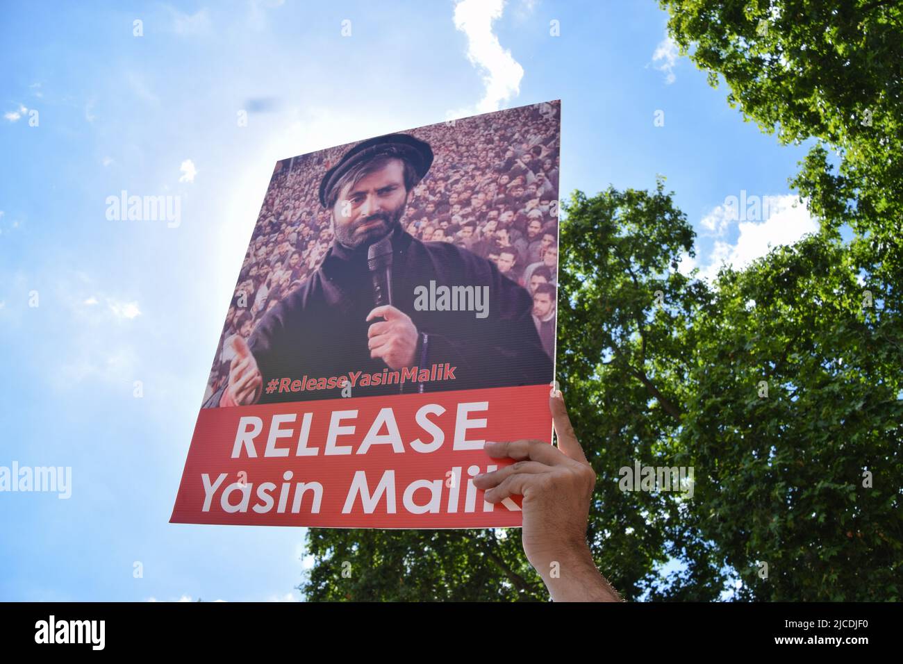 Londra, Regno Unito. 12th giugno 2022. Un manifestante chiede il rilascio del leader separatista del Kashmir Yasin Malik. I manifestanti si sono riuniti in Piazza del Parlamento a sostegno del Kashmir e contro il trattamento della regione da parte dell'India. Credit: Vuk Valcic/Alamy Live News Foto Stock