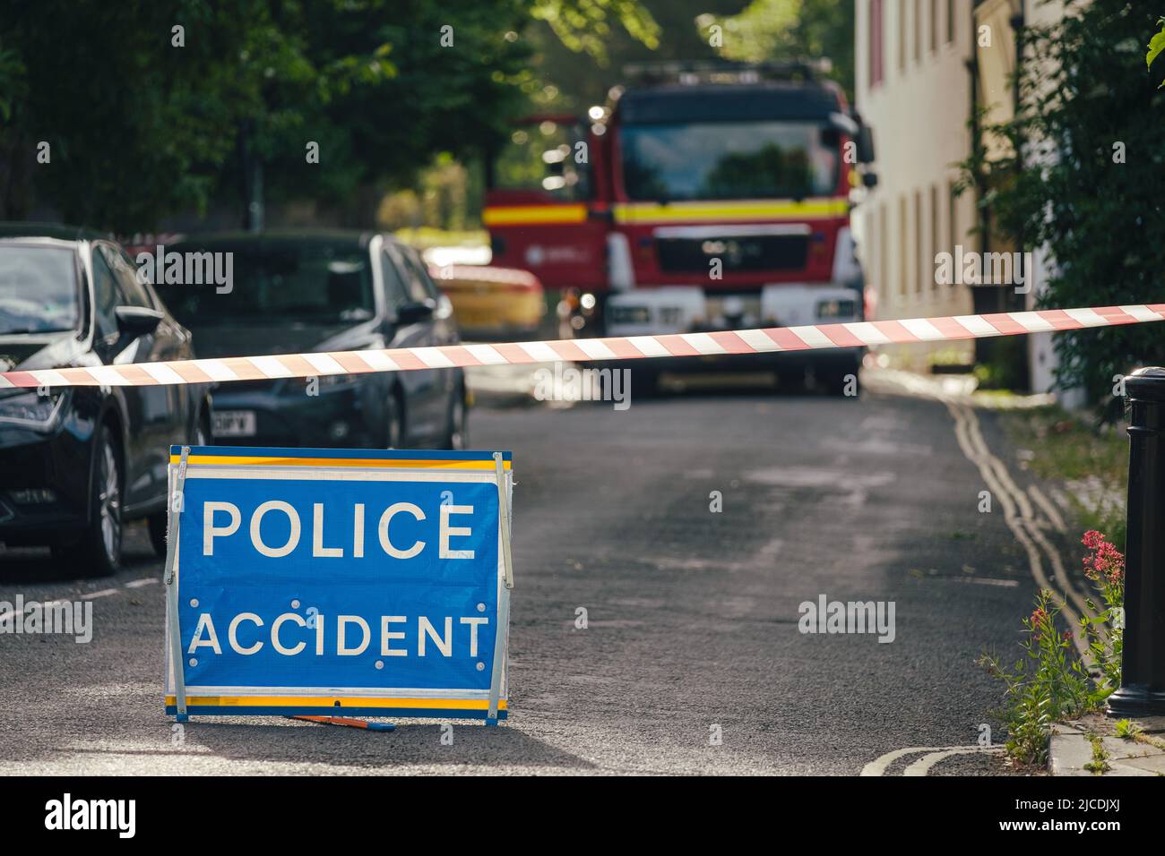 Incidente di polizia - strada chiusa a Bristol per il motore antincendio Foto Stock