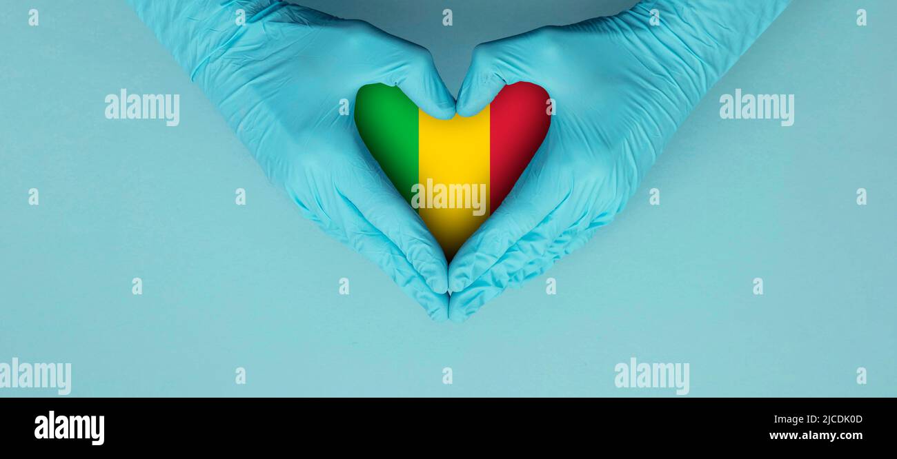 I medici indossano guanti chirurgici blu che fanno sentire il simbolo della forma con la bandiera mali Foto Stock