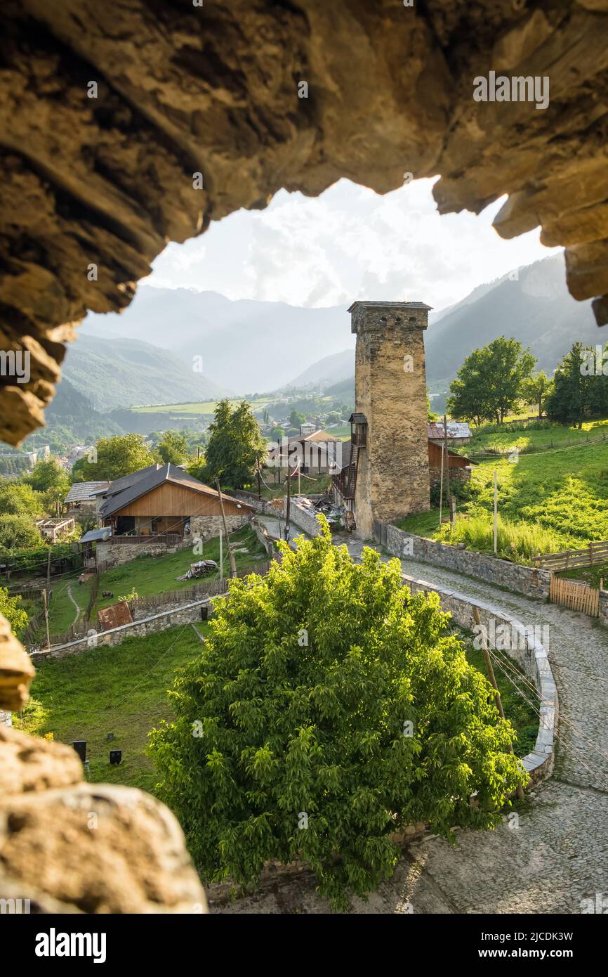 Storica torre Svan nella città di Mestia, regione di Svaneti, Georgia Foto Stock