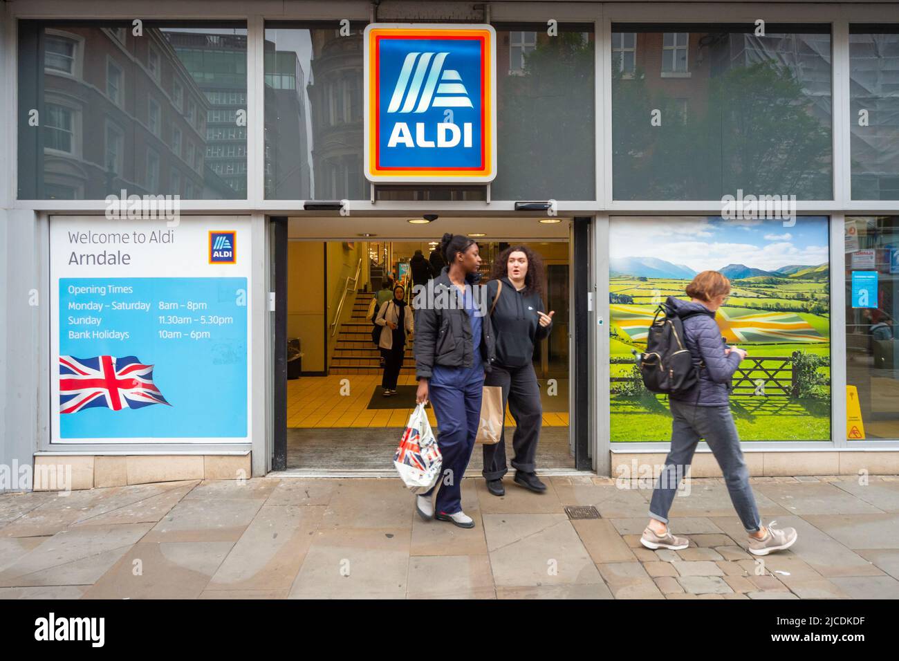 NEGOZIO ALDI Market Street Manchester, Regno Unito. Popolare catena di supermercati tedesca che offre un'esperienza di shopping senza senso per gli acquirenti attenti al budget. Foto Stock