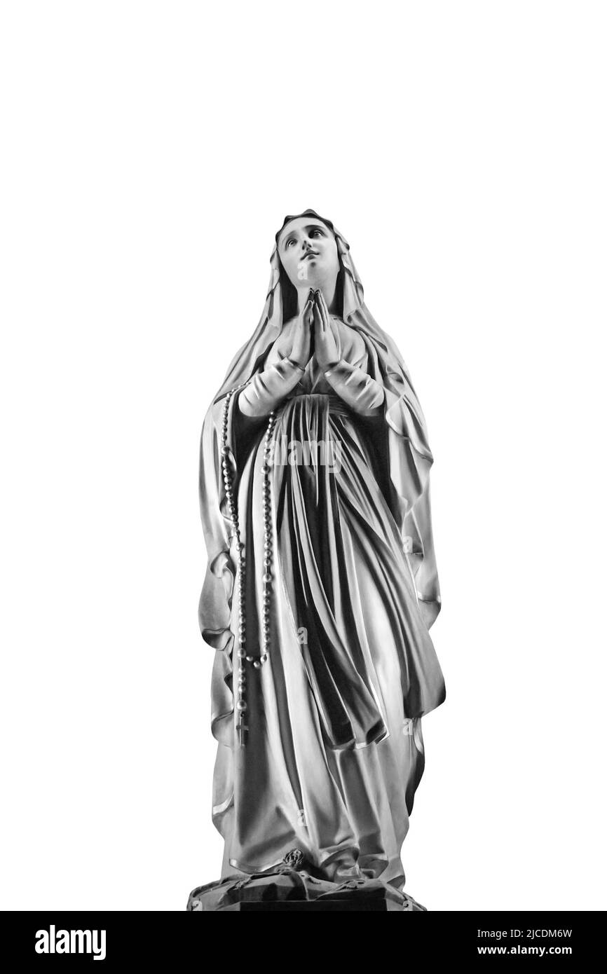 La statua della Beata Vergine Maria isolata su sfondo bianco Foto Stock