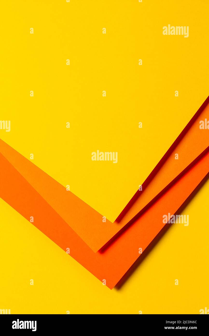 Sfondo della trama della carta colorata astratta. Composizione verticale minima con forme geometriche e linee di colore giallo e arancione Foto Stock