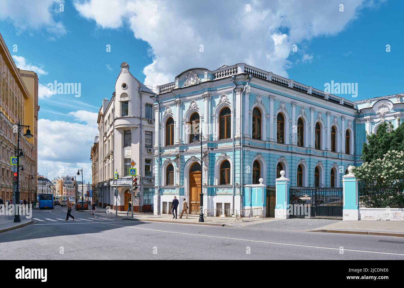 Vista della tenuta della città di Mosca del Saltykovs-Chertkov, stile rococò, 17th-19th secolo, attrazione, Myasnitskaya strada: Mosca, Russia - 04 giugno, Foto Stock