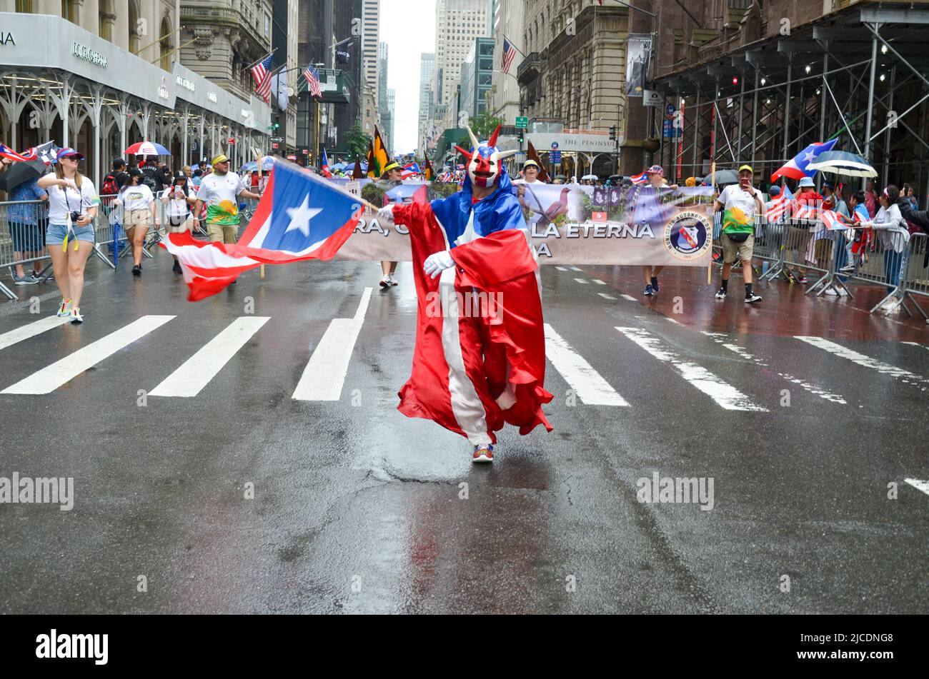 I partecipanti con costume tradizionale salgono su Fifth Avenue a New York City durante la National Puerto Rican Day Parade, ritornando dopo un'ora di due anni Foto Stock