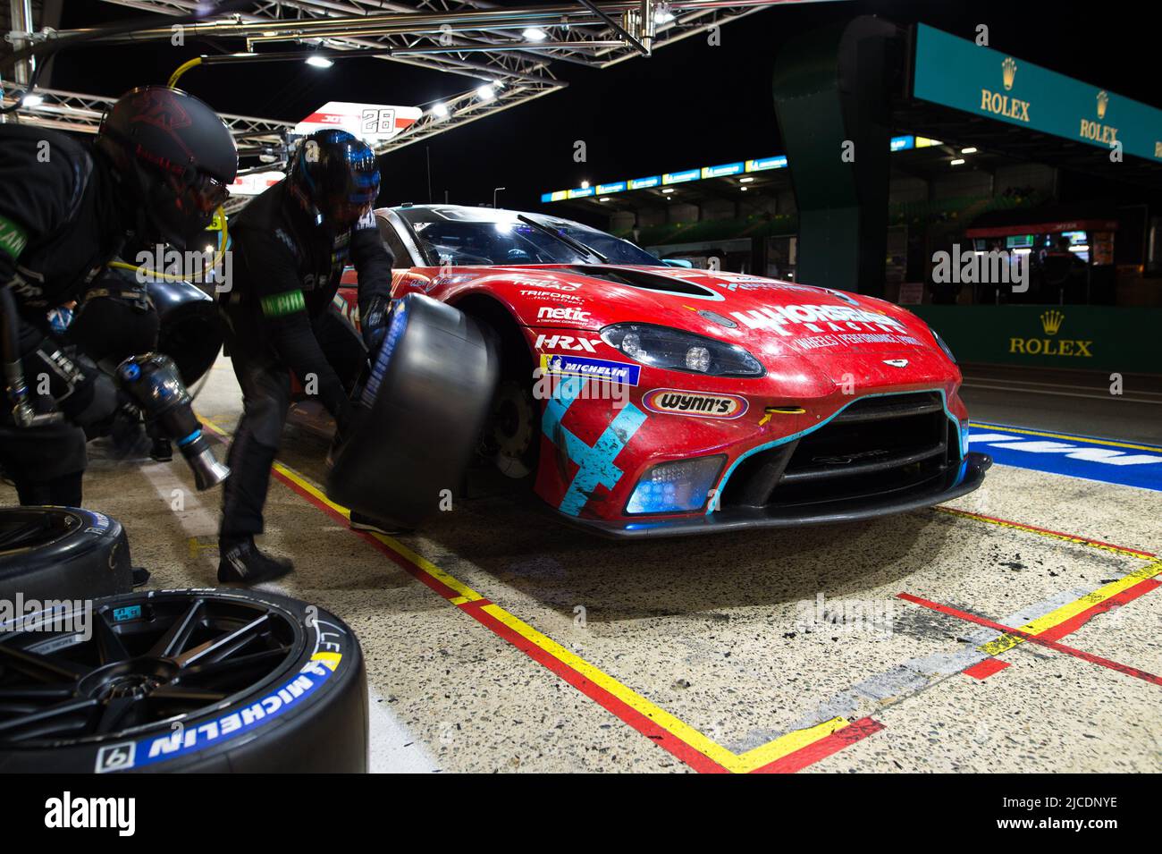 33 KEATING ben (usa), CHAVES Henrique (prt), SORENSEN Marco (dnk), TF Sport, Aston Martin Vantage AMR, Pitlane, durante la 2022 24 ore di le Mans, 3rd round del Campionato Mondiale di Endurance FIA 2022, sul circuito della Sarthe, dal 11 al 12 giugno 2022 a le Mans, Francia - Foto: Jan-patrick Wagner/DPPI/LiveMedia Foto Stock