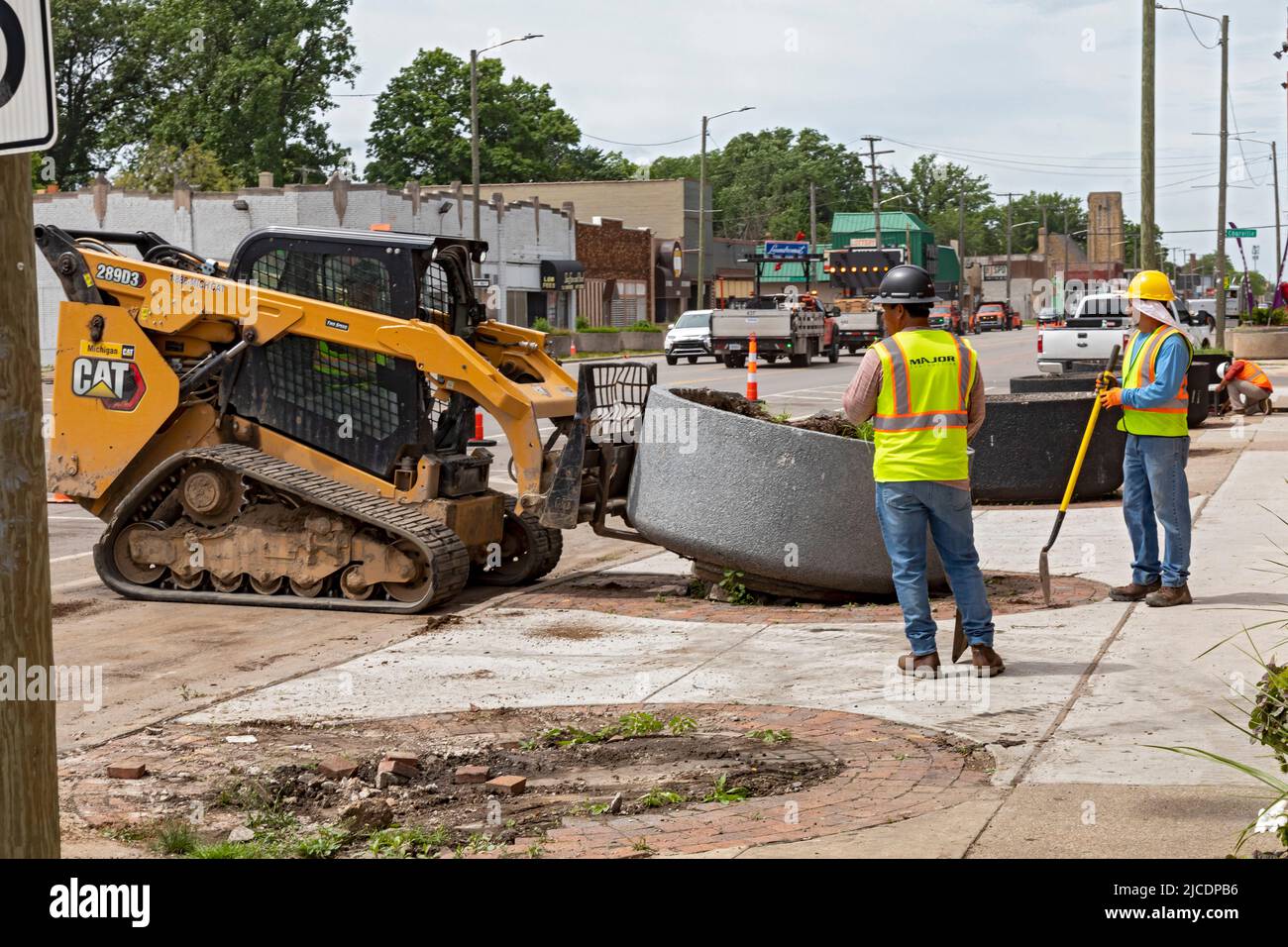 Detroit, Michigan - i lavoratori rimuovono vecchie piantatrici in cemento come parte di un piano per migliorare il paesaggio urbano su East Warren Avenue, dove ci sono molti vuoti Foto Stock
