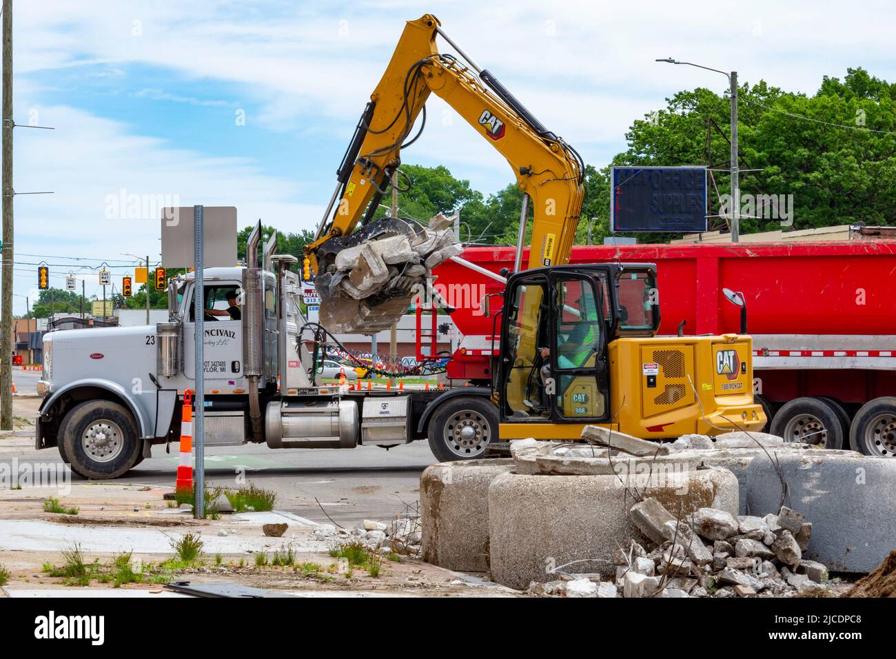 Detroit, Michigan - i lavoratori rimuovono vecchie piantatrici in cemento come parte di un piano per migliorare il paesaggio urbano su East Warren Avenue, dove ci sono molti vuoti Foto Stock