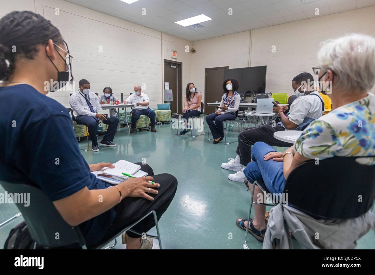Detroit, Michigan - il senatore di stato del Michigan Stephanie Chang (a sinistra) e il membro del Consiglio cittadino di Detroit Latisha Johnson tengono un'ora del caffè ad un bibliotecario locale Foto Stock