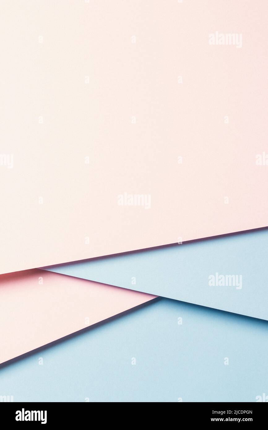 Sfondo della trama della carta colorata astratta. Composizione verticale minima con forme geometriche e linee in colori rosa pastello e blu chiaro. Vista dall'alto Foto Stock