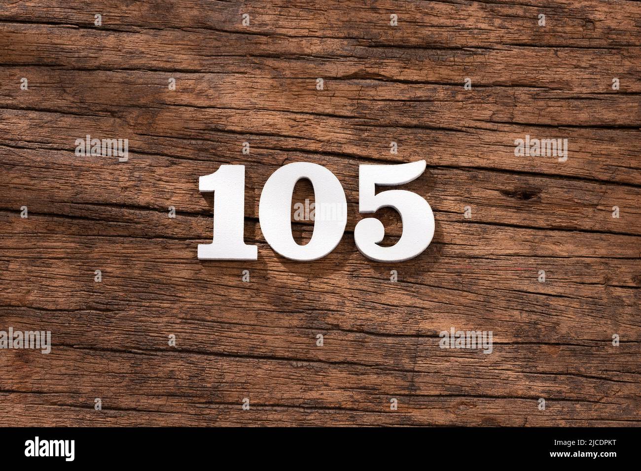 Numero 105 - pezzo su sfondo rustico in legno Foto Stock