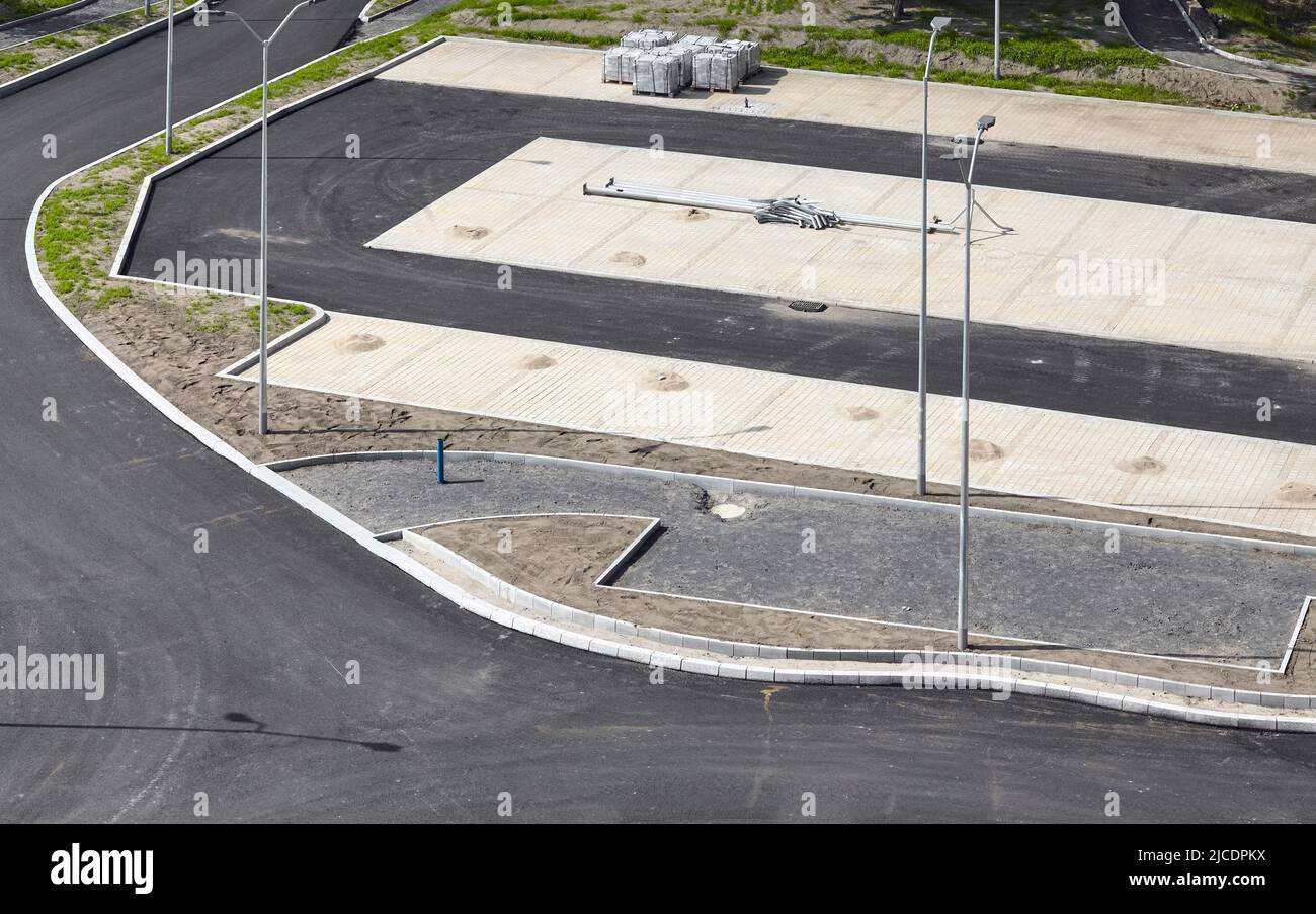 Vista aerea della strada nuova e del parcheggio cantiere. Foto Stock