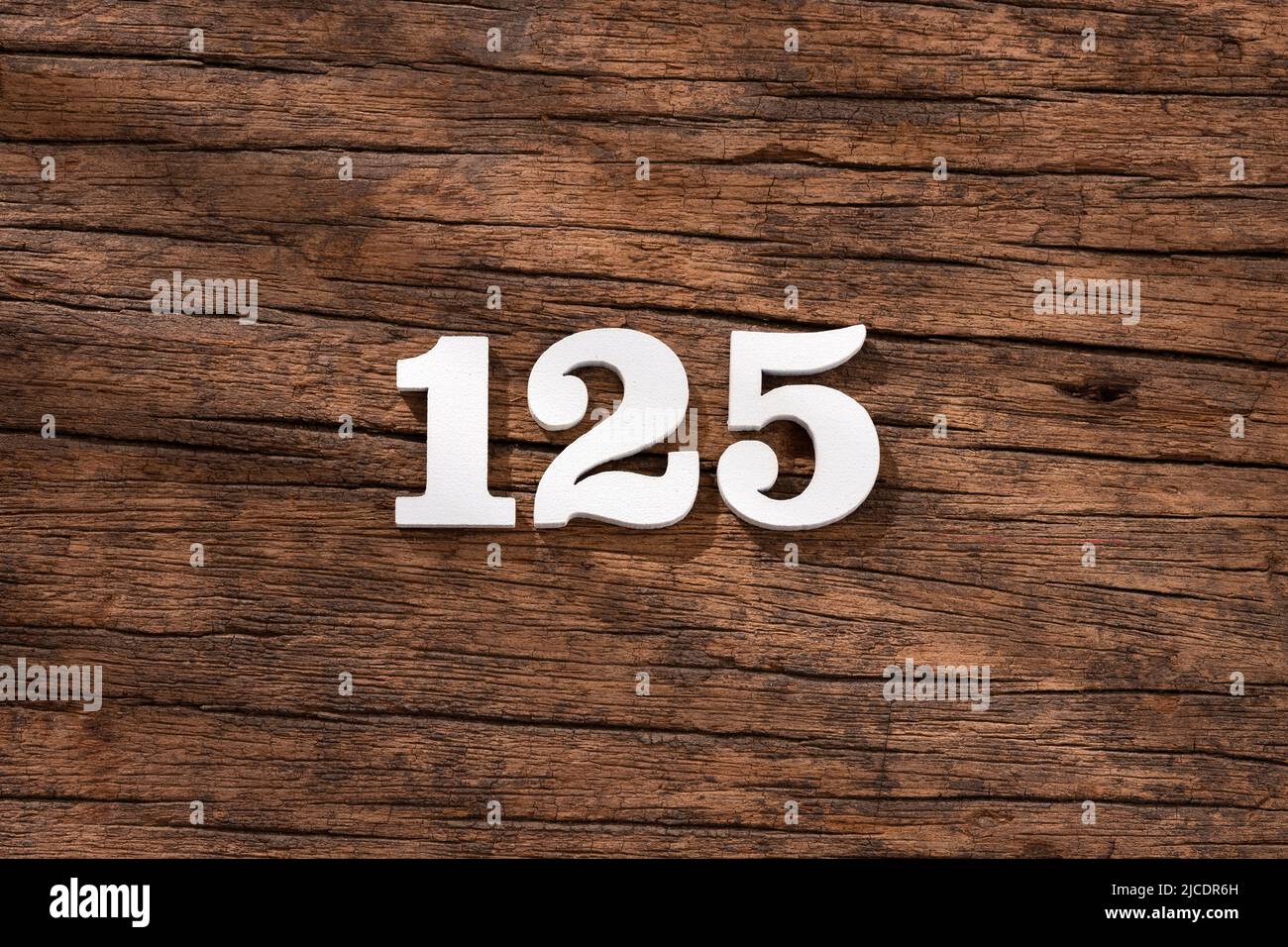 Numero 125 - pezzo su sfondo rustico in legno Foto Stock