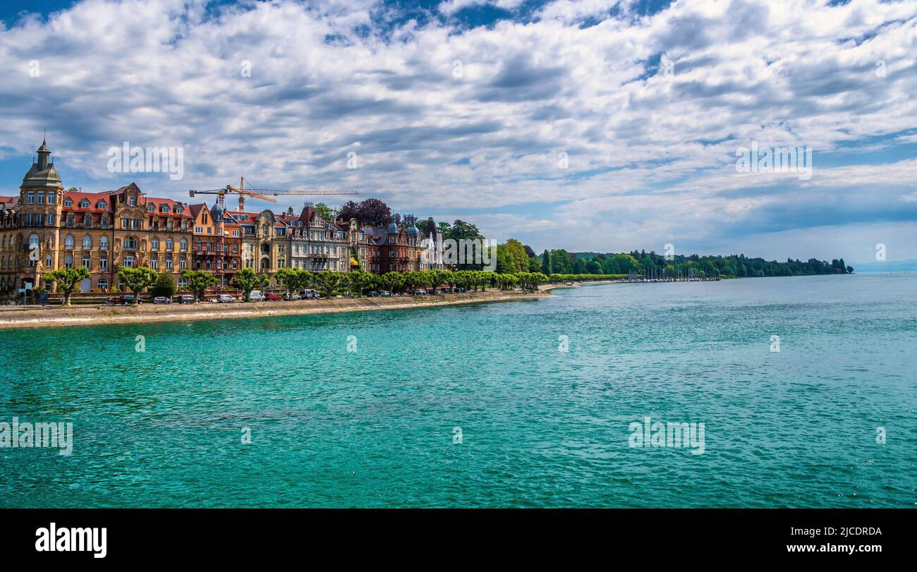 Vista panoramica di Costanza in estate sul bellissimo Lago di Costanza con cielo blu Foto Stock