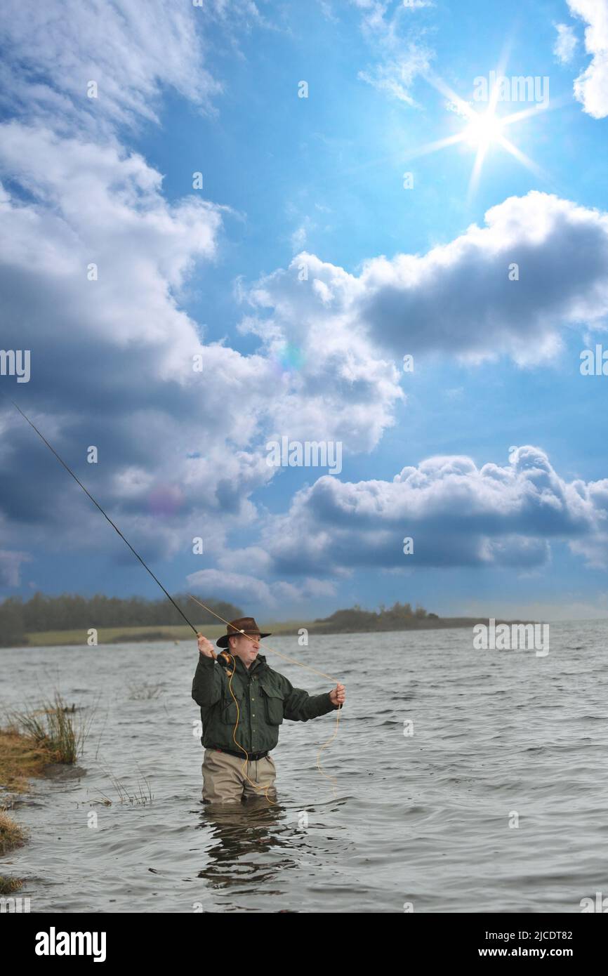 Uomo di Pesca a Mosca Report di Pesca Foto Stock