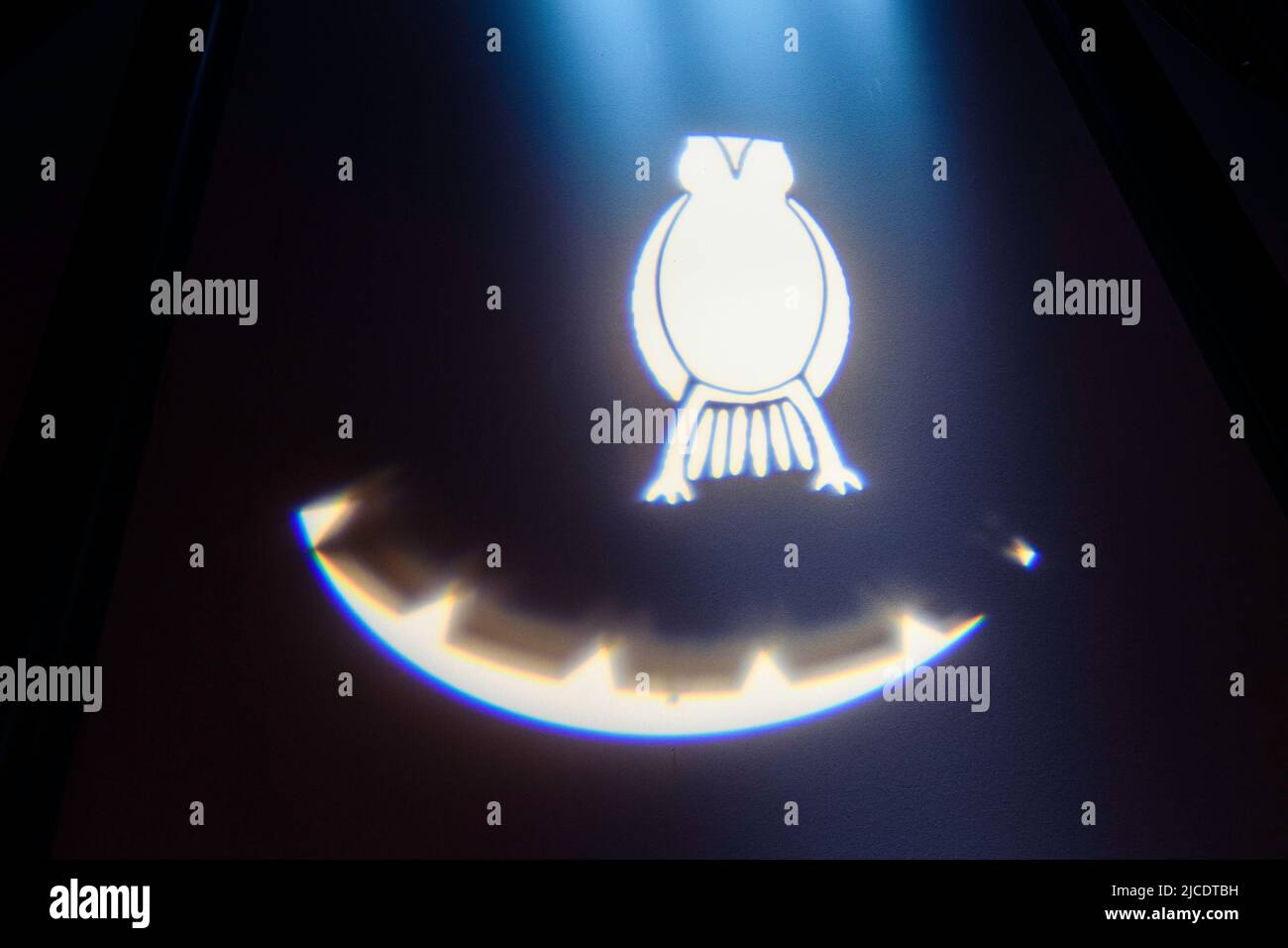 Un gufo e una luna illuminati sono raffigurati su un teepee al Blackfoot Crossing Historical Park. Siksika nazione Alberta Canada Foto Stock