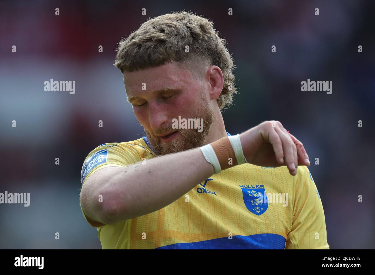 Un abbattuto Ethan Ryan #23 di Hull KR pennelli la testa con il braccio a tempo pieno Foto Stock