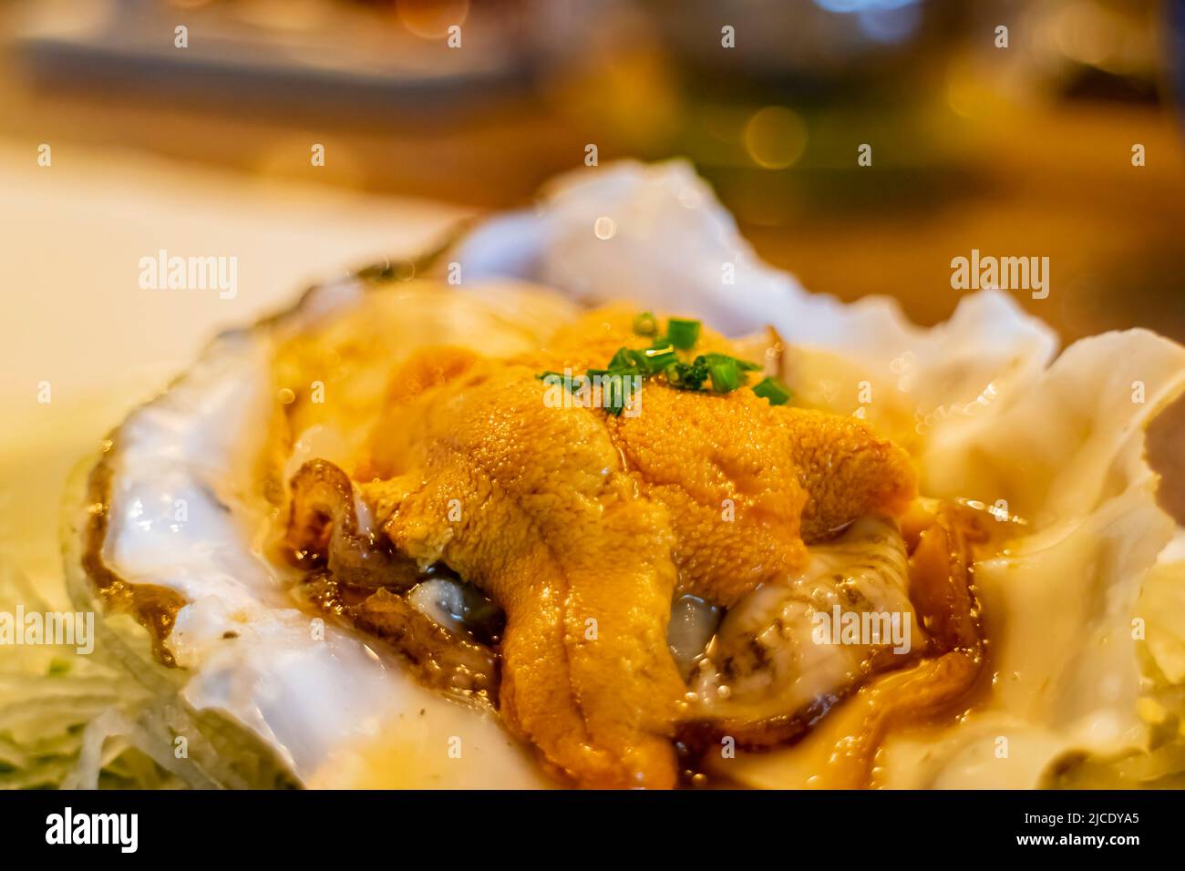 Primo piano di riccio di mare crudo con ostriche a Los Angeles, California Foto Stock