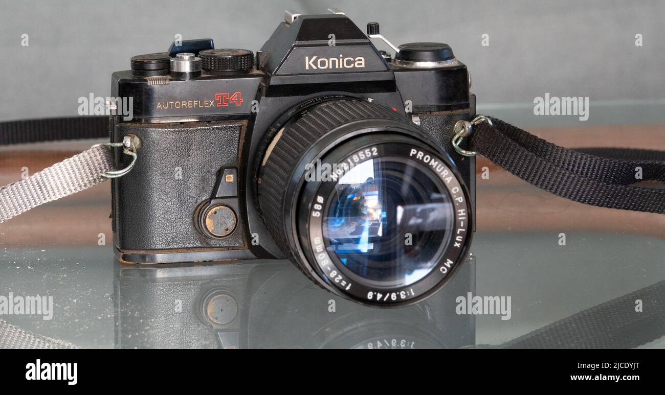 Fotocamera reflex Konica Autoreflex T4 vintage SLR 35mm Foto Stock