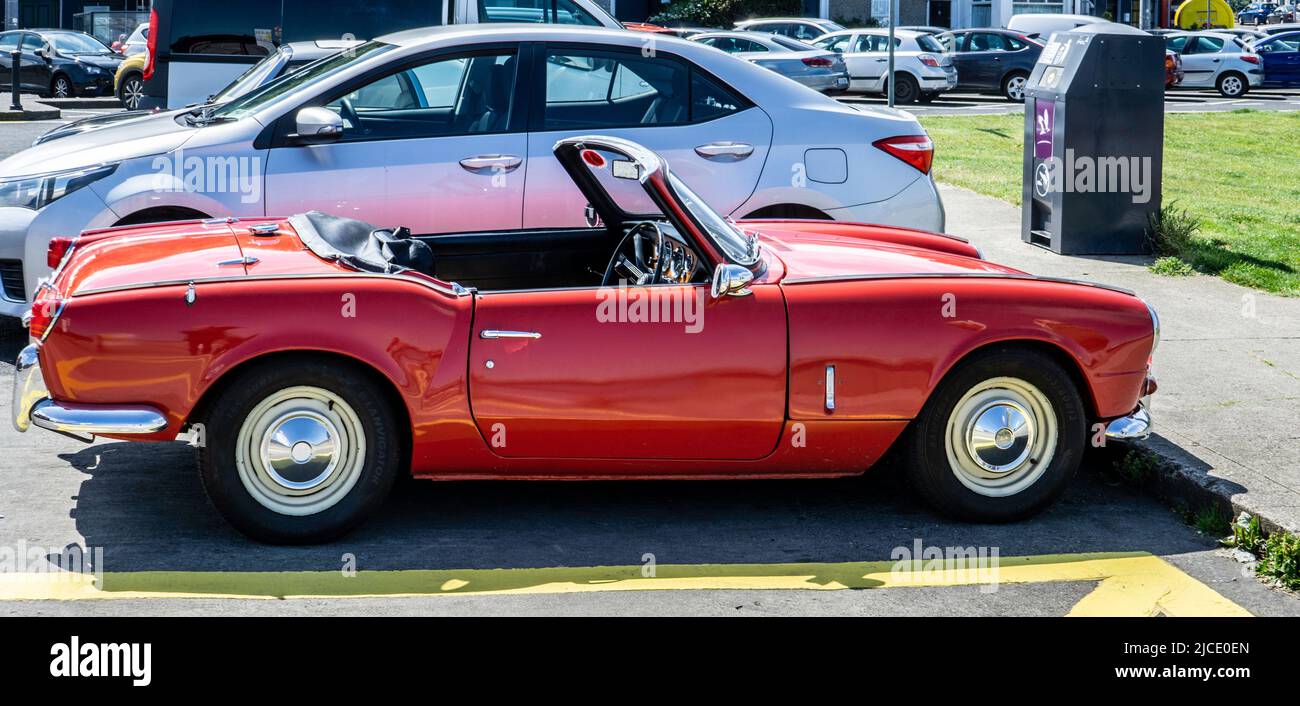 Un'auto rossa Triumph Spitfire Mk2 con tetto scoperto. Foto Stock