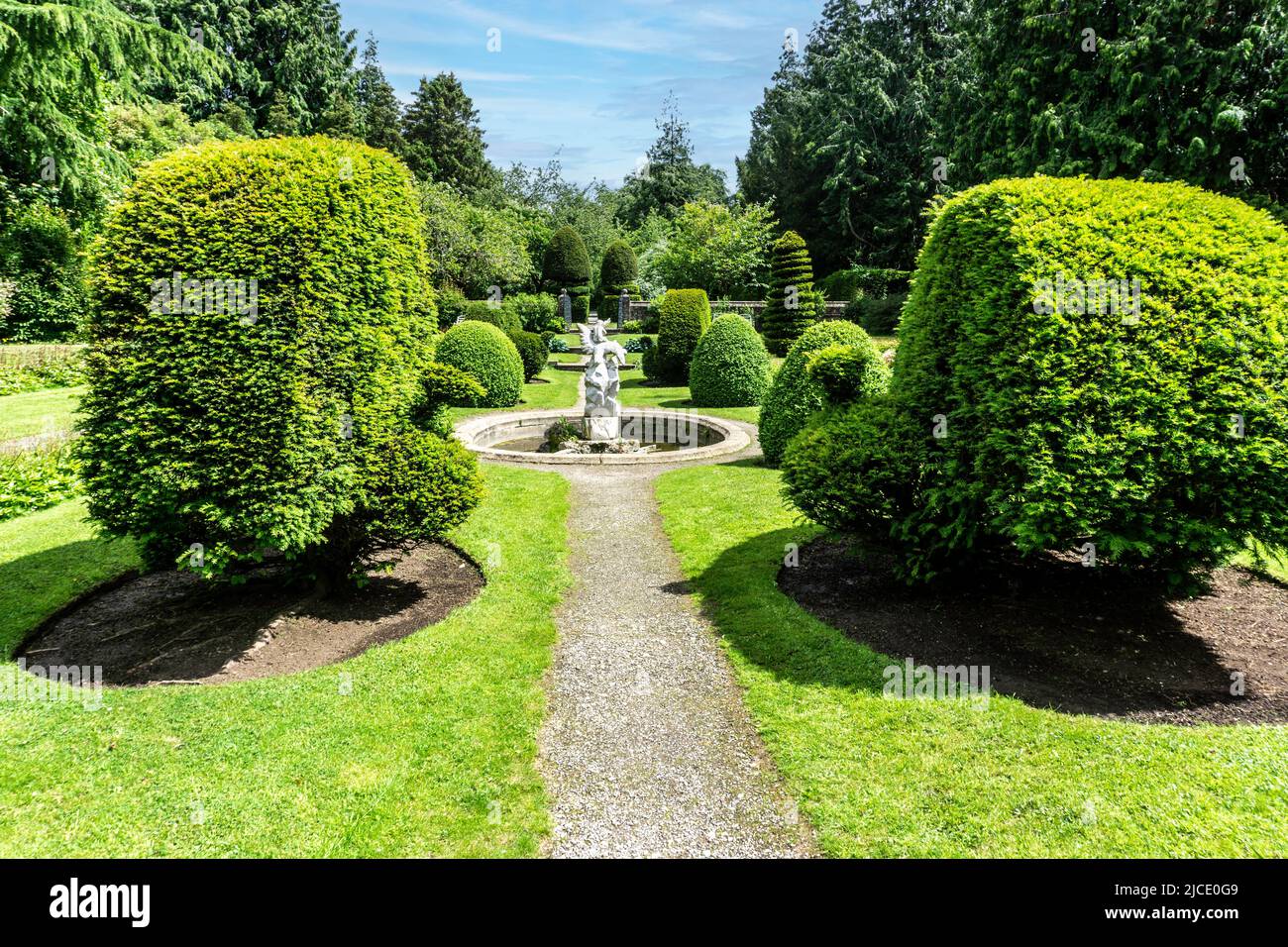 I giardini sommersi in stile olandese nella Farmleigh Estate a West Dublin. Creato nel 1907 per Edward Guinness, ha molti esempi di topiario. Foto Stock